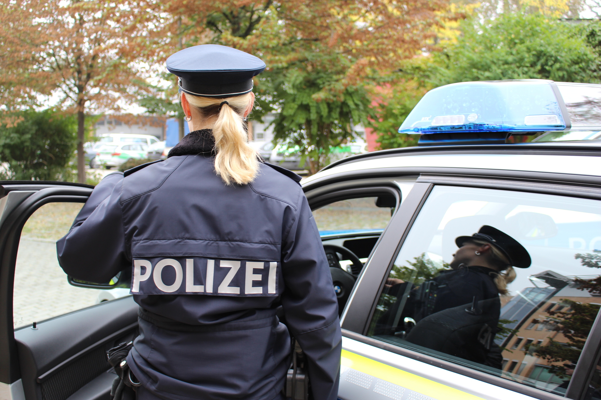Symbolbild. Eine Polizistin mit ihrem Einsatzfahrzeug. Foto: Isabell Walter/B4B WIRTSCHAFTSLEBEN SCHWABEN