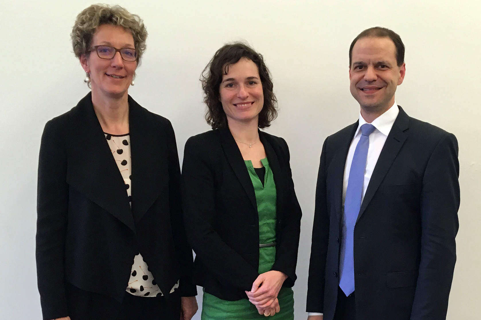 Bürgermeisterin Iris Mann, Dr. Michelle Flohr und Mathias Auch. Foto: Michael Wägerle/Agentur für Arbeit Ulm