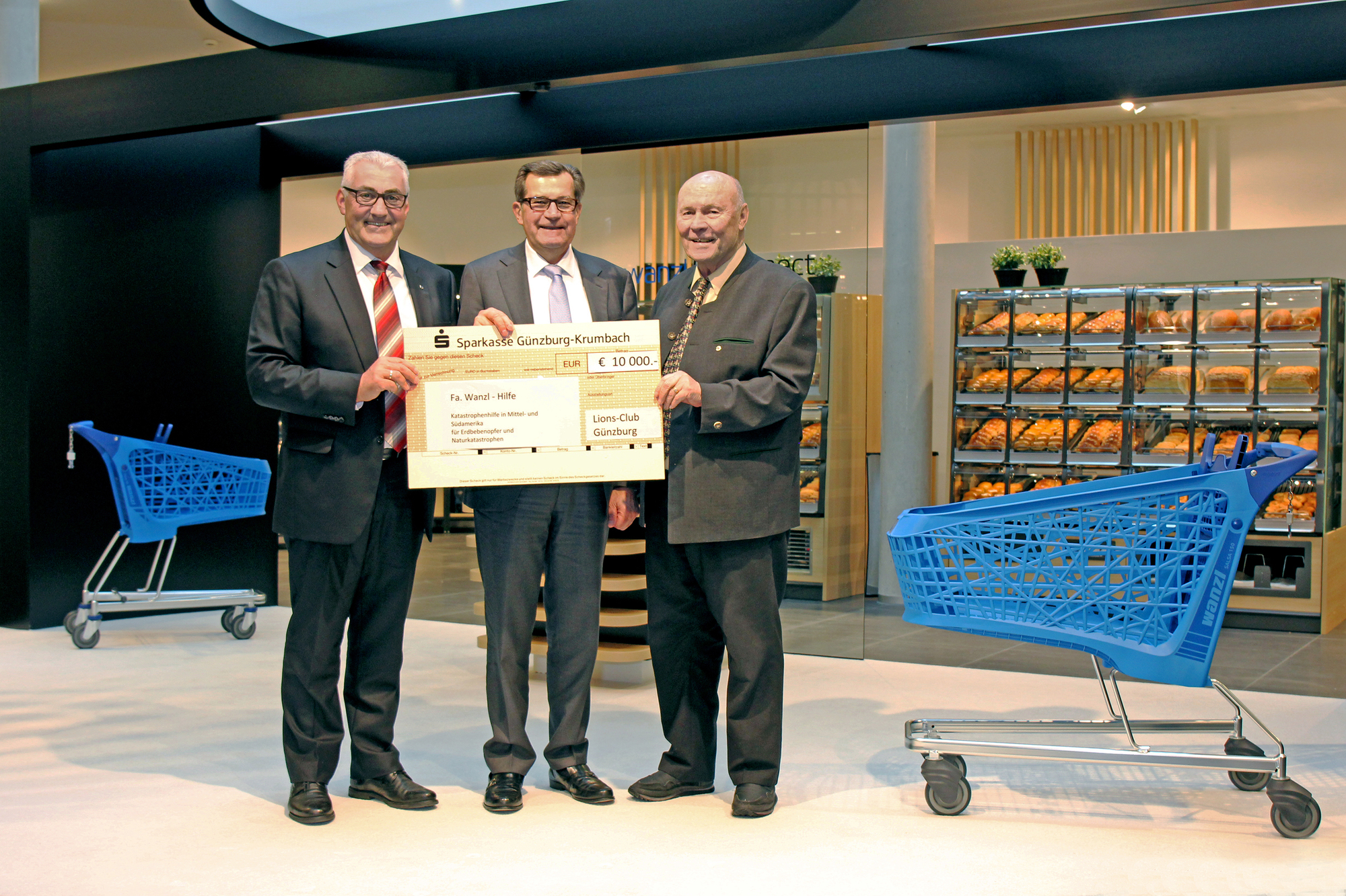Ferdinand Munk, Gottfried Wanzl und Gerhard Rössler bei der Scheckübergabe. Foto: Wanzl Metallwarenfabrik GmbH