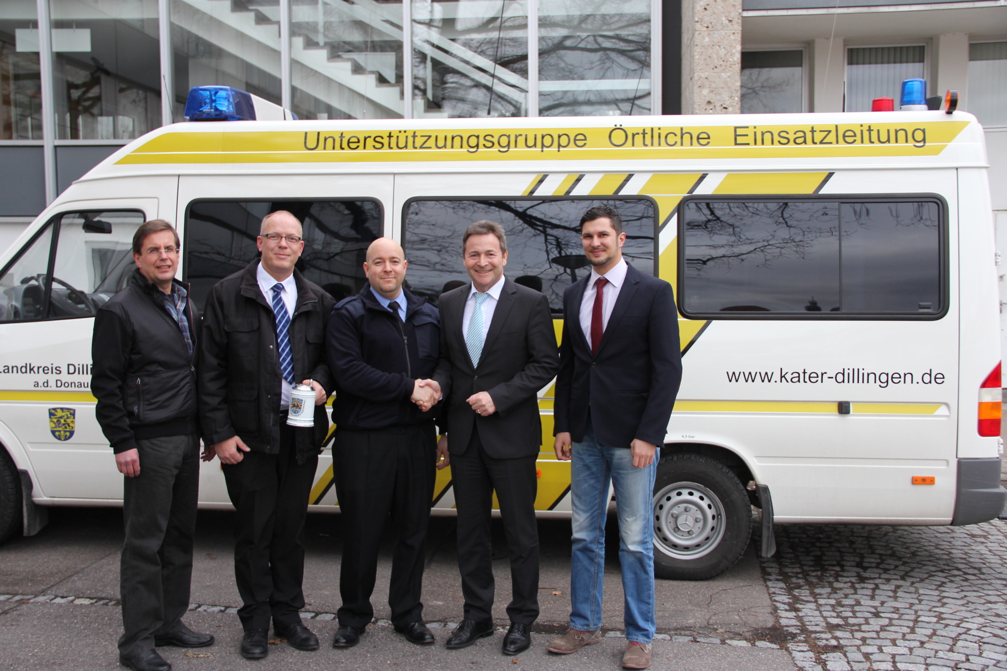 Landrat Leo Schrell gratuliert Christian Strohmeyr zum Amt. Foto: Landratsamt Dillingen