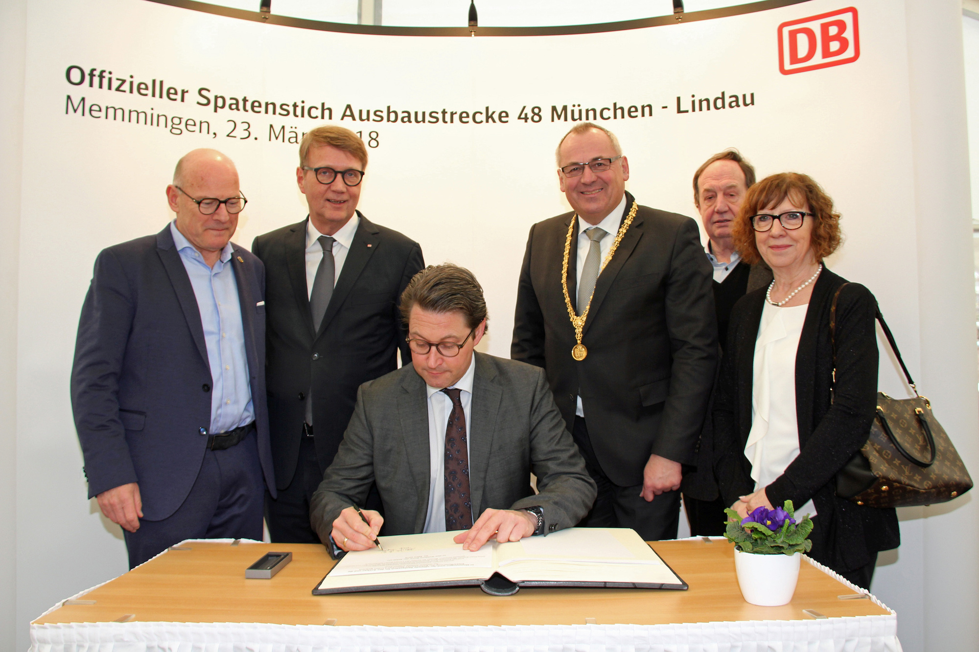 Bundesverkehrsminister Andreas Scheuer trägt sich in das Goldene Buch der Stadt Memmingen ein. Foto: Julia Mayer/Pressestelle Stadt Memmingen