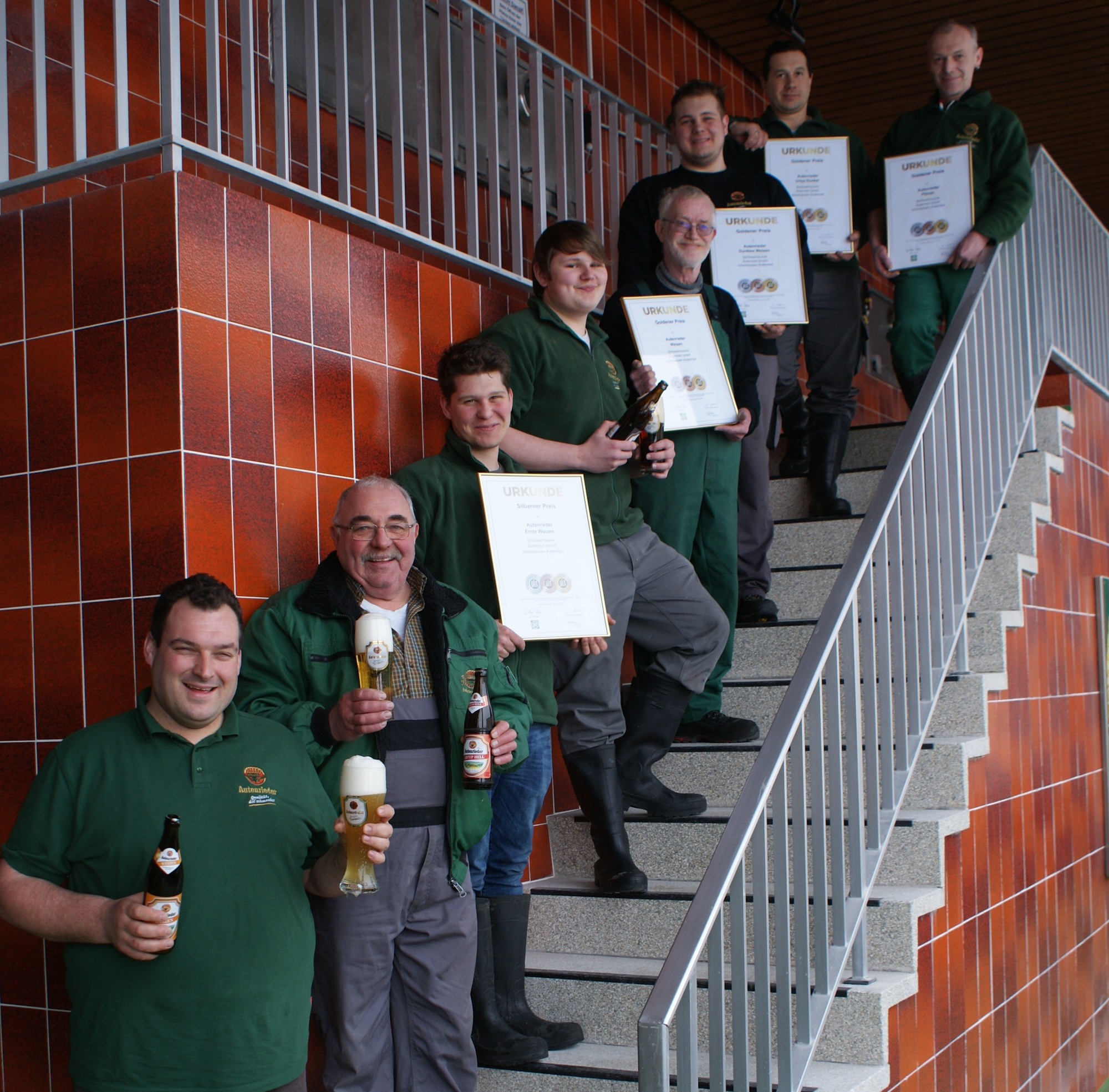 Braumeister, Brauer und Mälzer sowie die Produktionsmitarbeiter mit den DLG-Urkunden. Foto: Marcus Galster