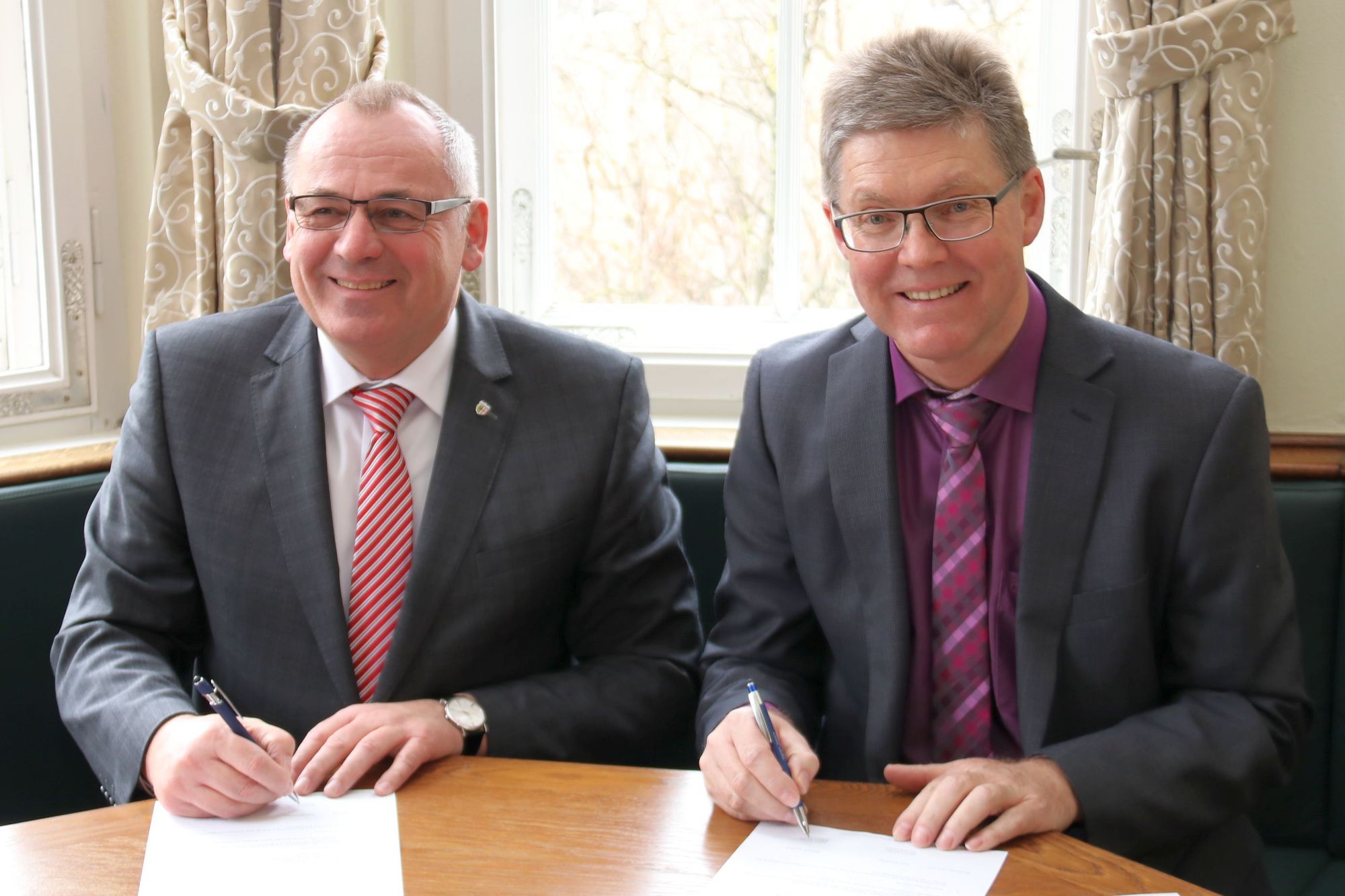 Die Bürgermeister Manfred Schilder und Thomas Wonhas unterzeichnen die Kooperationsvereinbarung. Foto: Stadt Memmingen