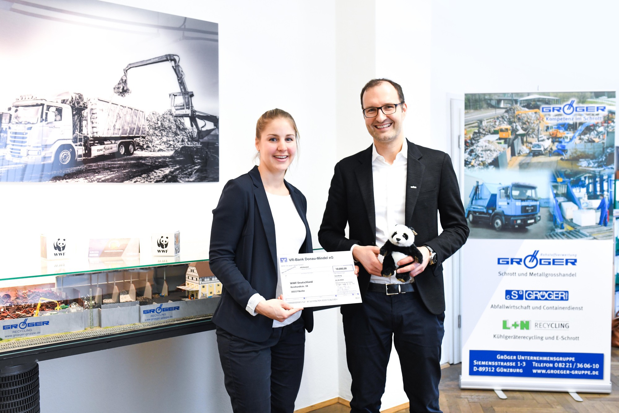 Spendenübergabe mit Anna Zorbach (WWF) und Lars Gröger (Geschäftsführer Gröger). Foto: Rohstoffverwertung Gröger