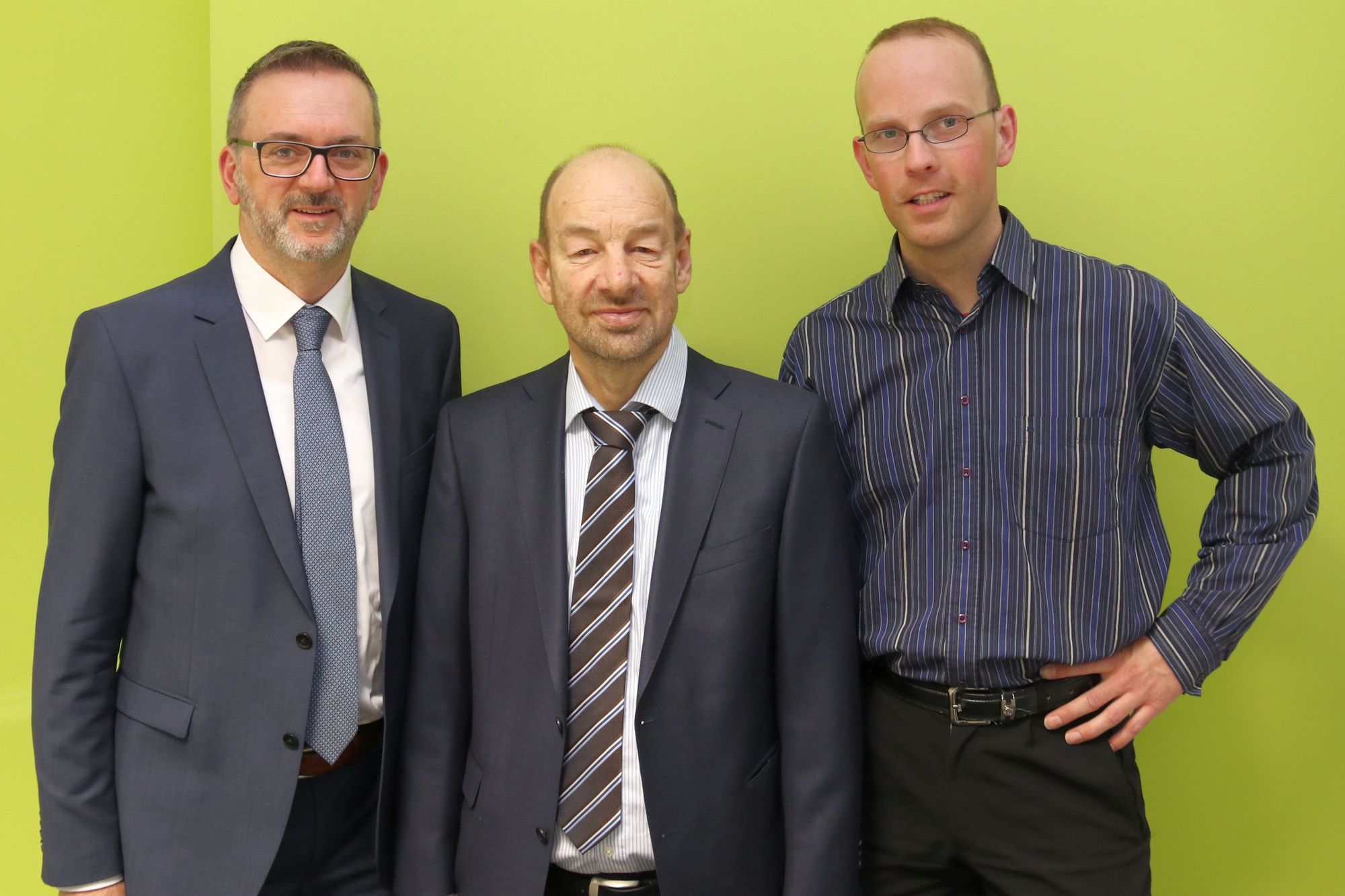 Der Geschäftsführer des Jobcenters Memmingen Norbert Schreff mit Stefan Jüttner und Martin Fuchsschwanz. Foto: Florian Schubert