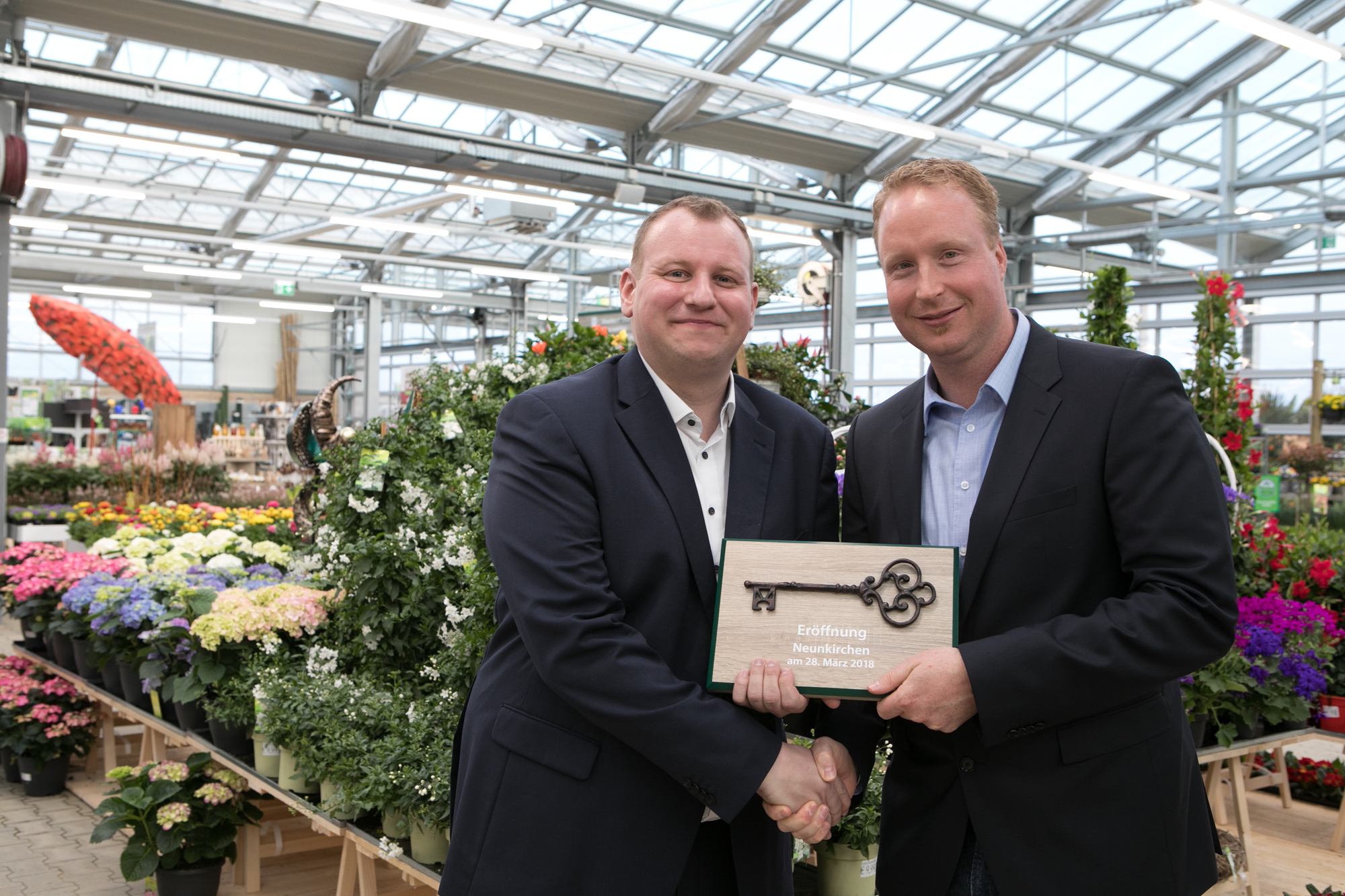 Schlüsselübergabe Michael Hofer (Marktleitung) und Frank Böing (Chief Sales Officer). Foto: Katharina Fröschl-Roßboth