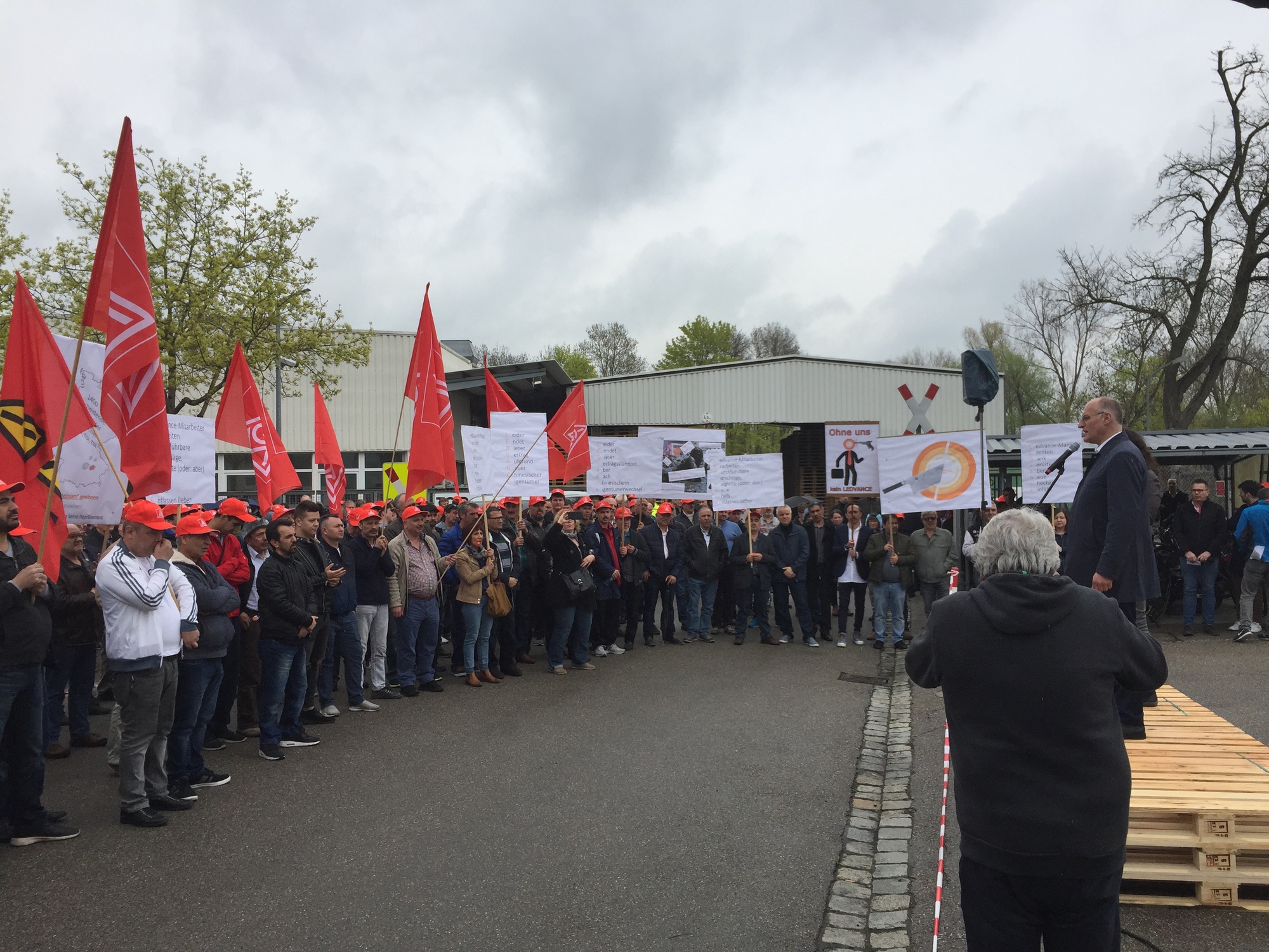 OB Dr. Kurt Gribl spricht auf der Kundgebung am LEDVANCE Werk. Foto: Zeilnhofer/B4B WIRTSCHAFTSLEBEN SCHWABEN