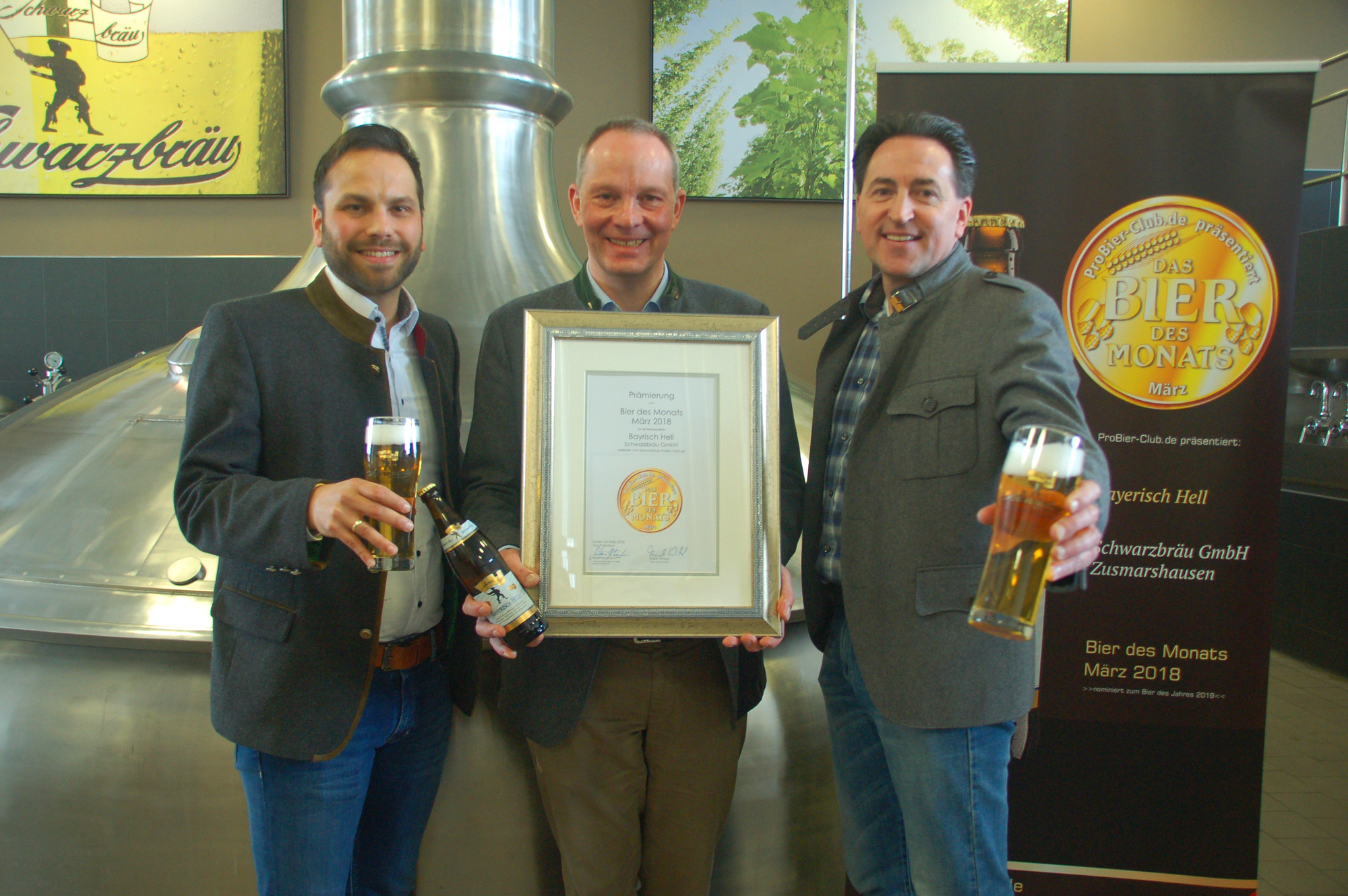 Peter Spanrunft und Brauerei-Inhaber Leopold Schwarz nahmen die Auszeichnung von Frank Winkel entgegen. Foto: Charlie Sono