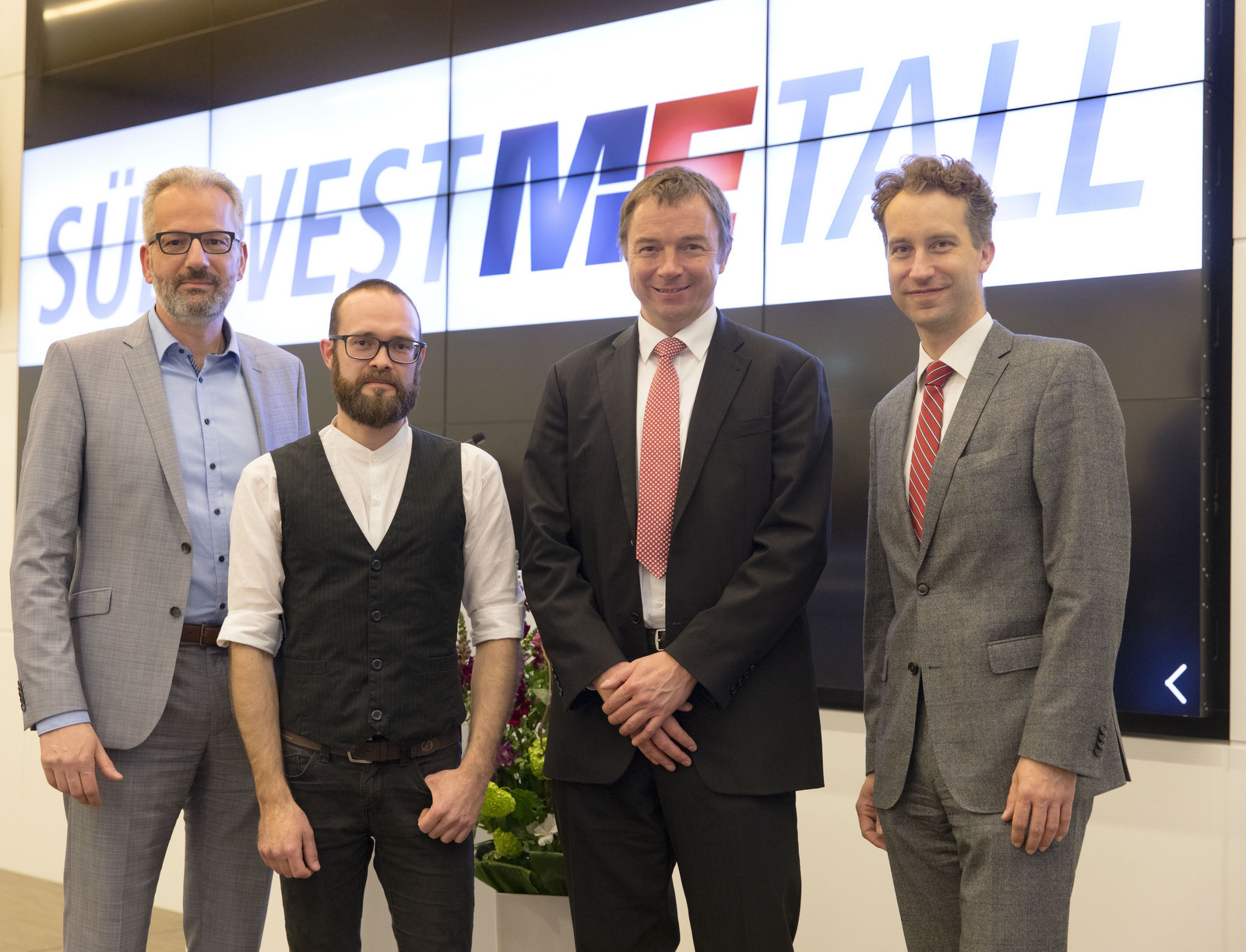 Dr. Simon Kaufhold (2. von links) erhält einen der neun Förderpreise. Foto: Eppler/Südwestmetall