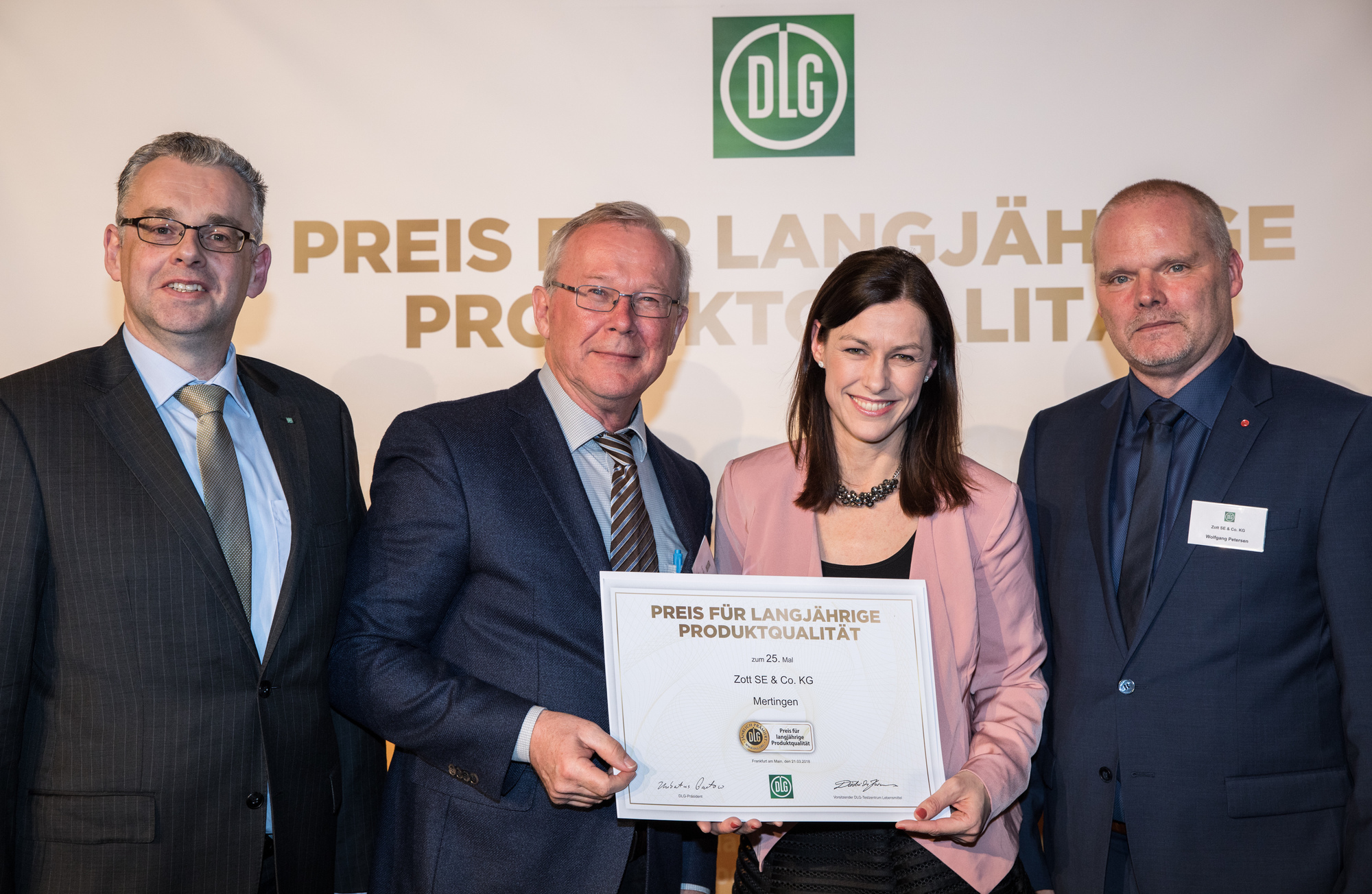 Konrad Hubinger (2.v.l.) und Wolfgang Petersen (1.v.r.) bei der Übergabe. Foto: DLG e.V.