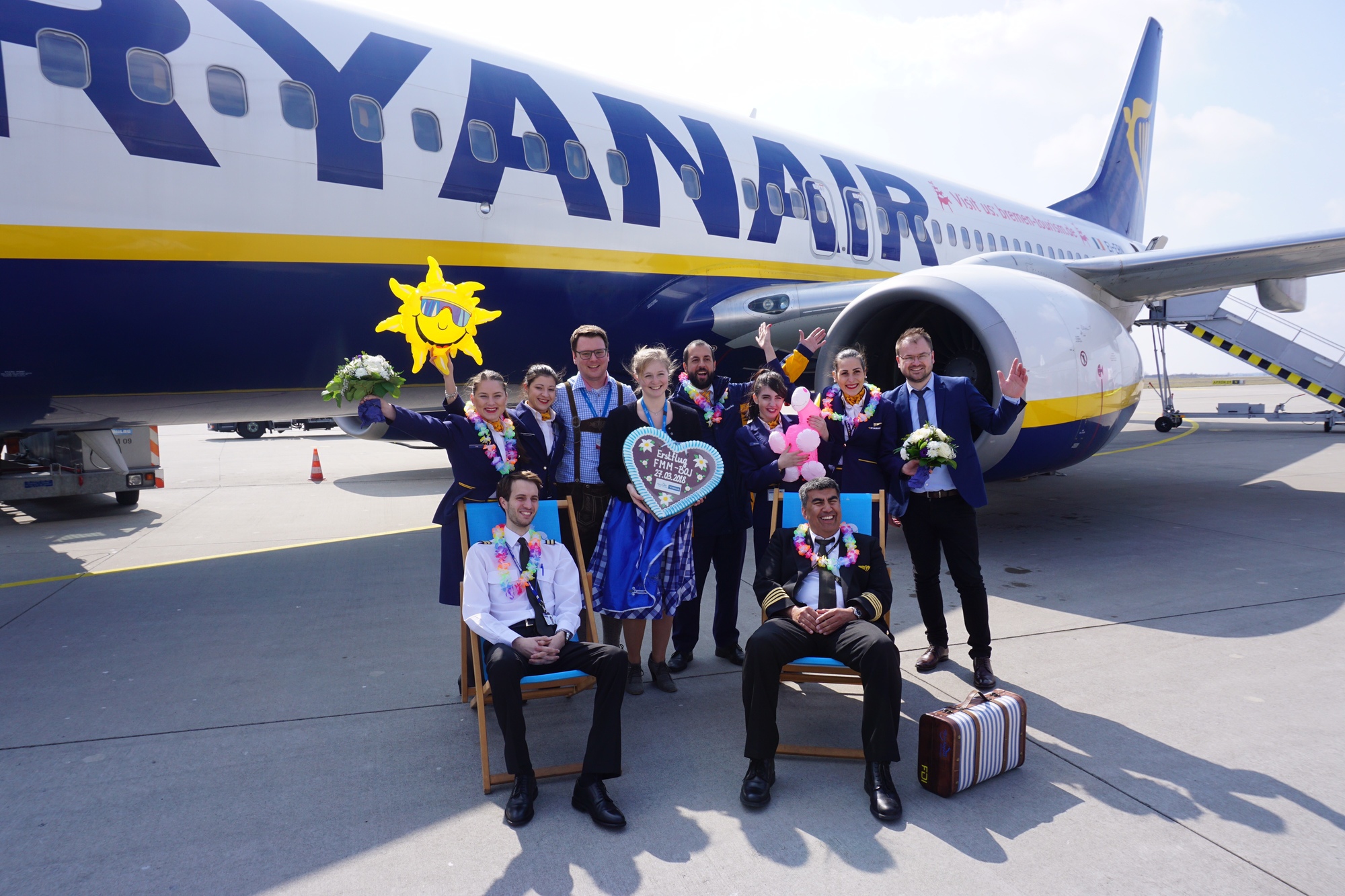 Die Crew des Ryanair-Erstflugs nach Burgas wird in Memmingen empfangen. Foto: Allgäu Airport