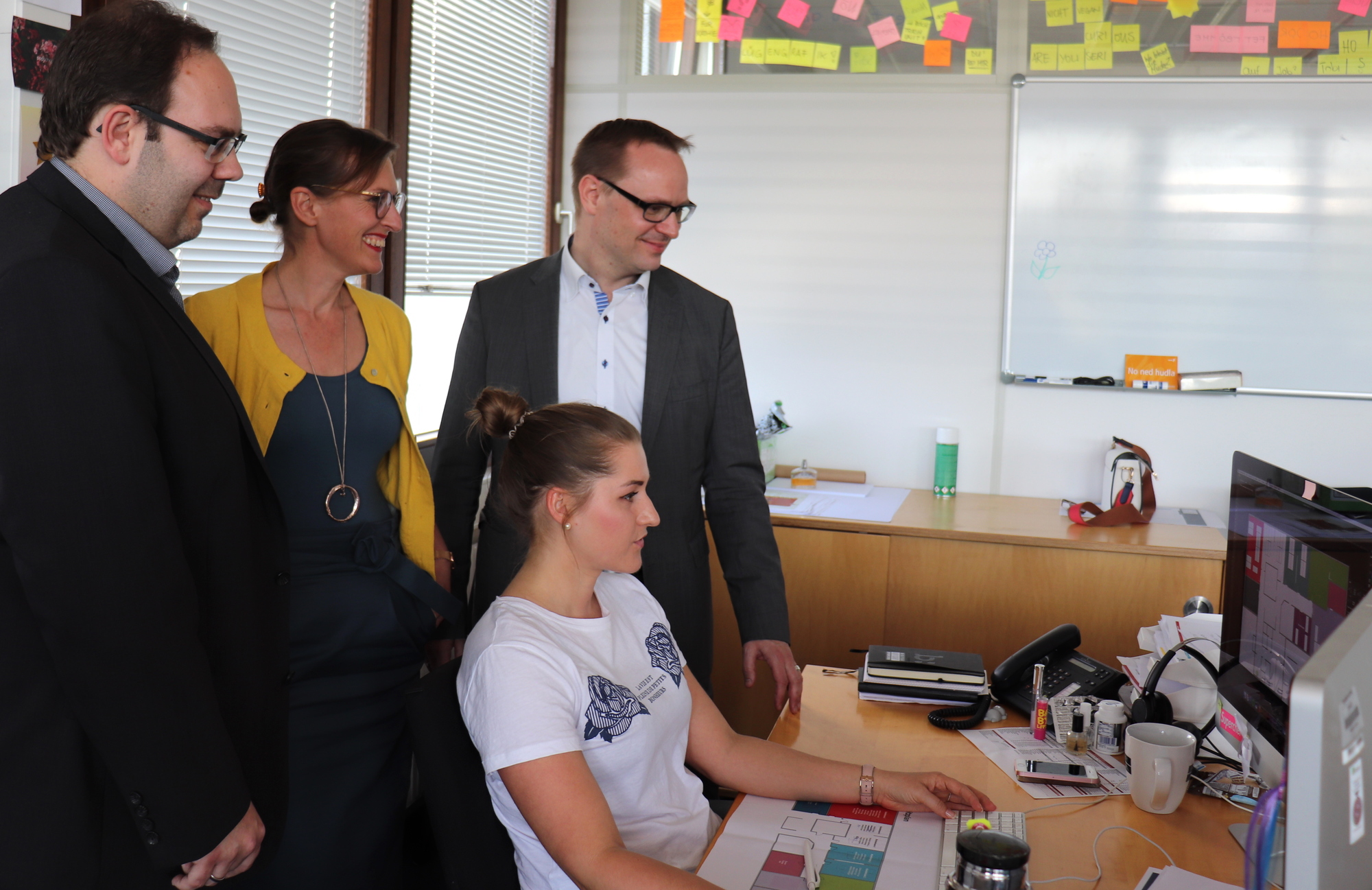Thorsten Freudenberger (r.), Marcel Mussotter (l.), Ulrike Köpple-Scherber (2.v.r.). Foto: Kerstin Weidner (Landratsamt Neu-Ulm)