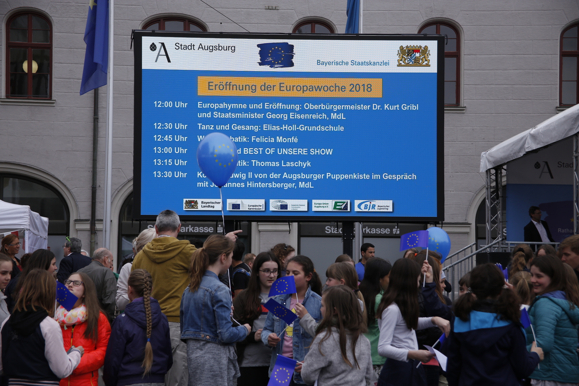 Auf der Bühne wartete ein abwechslungsreiches Programm mit regionalen Künstlern.