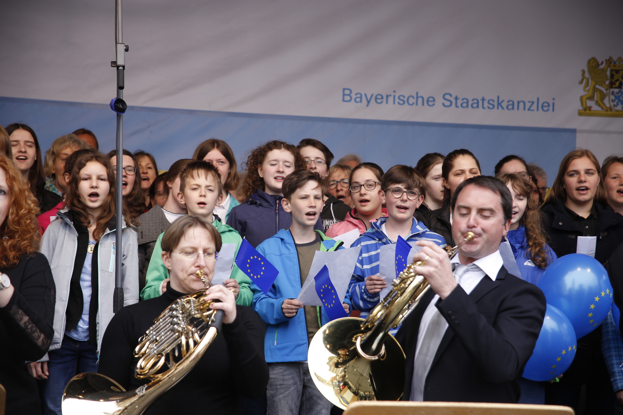 Über 100 Musiker und Sänger ließen die Europahymne erklingen.