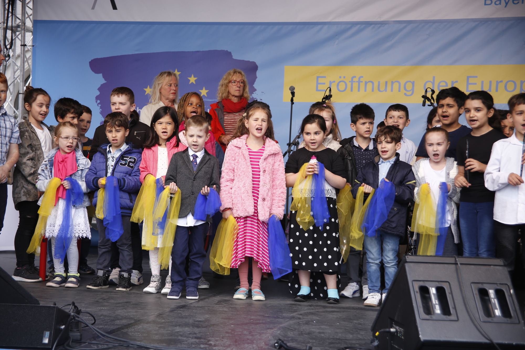 Die Schülerinnen und Schüler der Elias-Holl-Grundschule tanzten und sangen ...