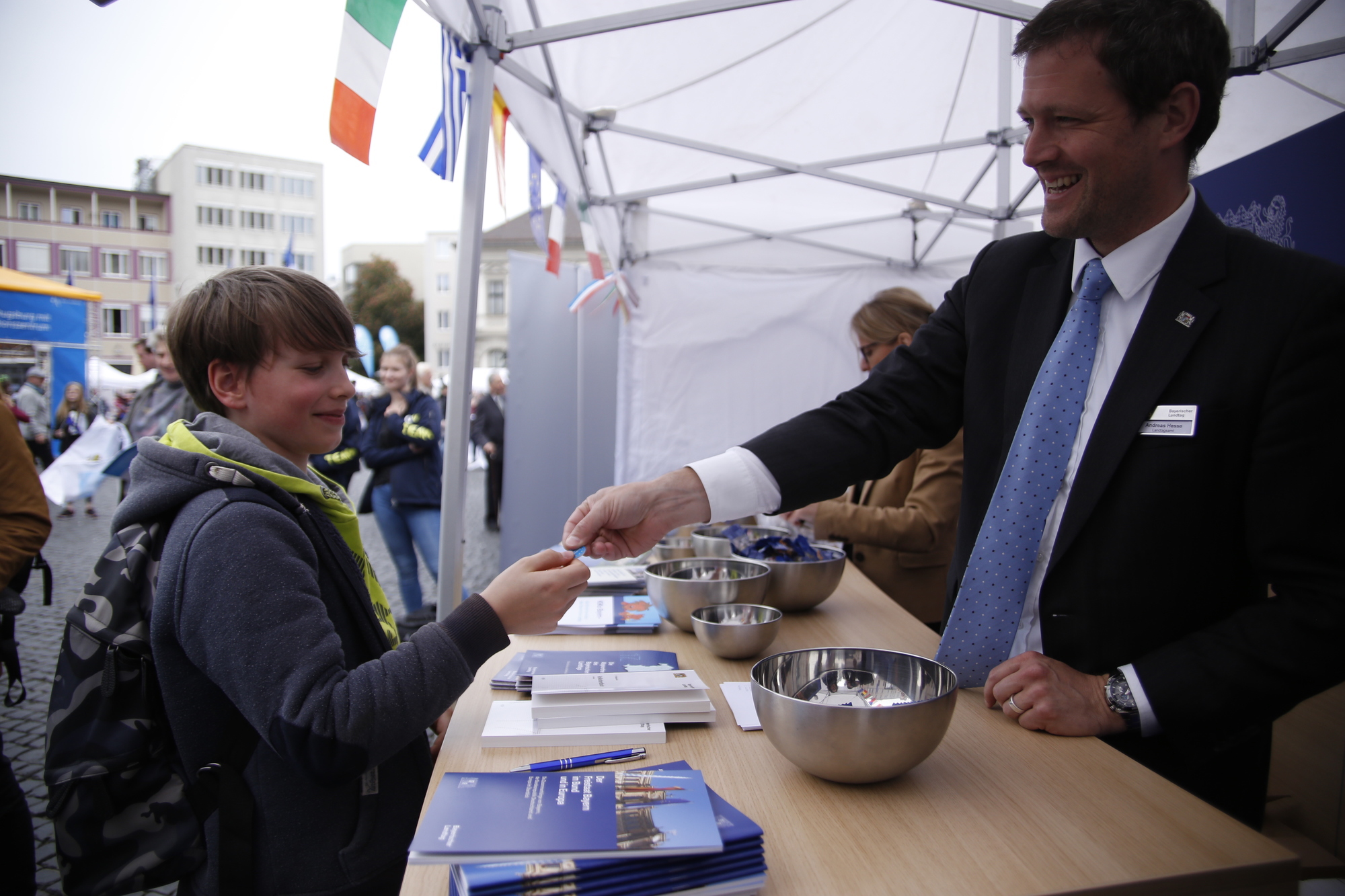 ... an verschiedenen Ständen wir hier beim Bayerischen Landtag Chips sammeln.