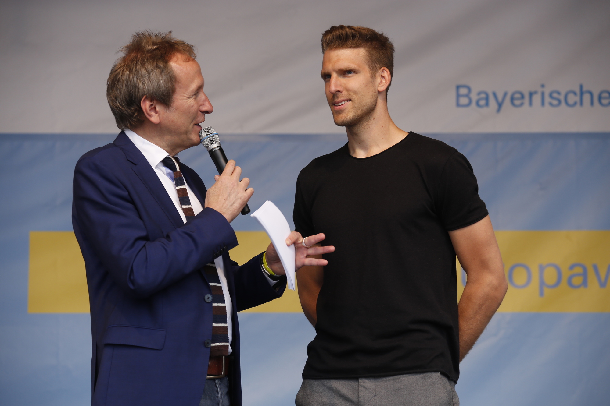 FCA-Torwart Andreas Luthe stellte „In safe hands e.V.“ vor, eine von ihm gegründete Initiative, die mithilfe des Sports die Integration von Flüchtlingskindern in Deutschland fördern möchte.