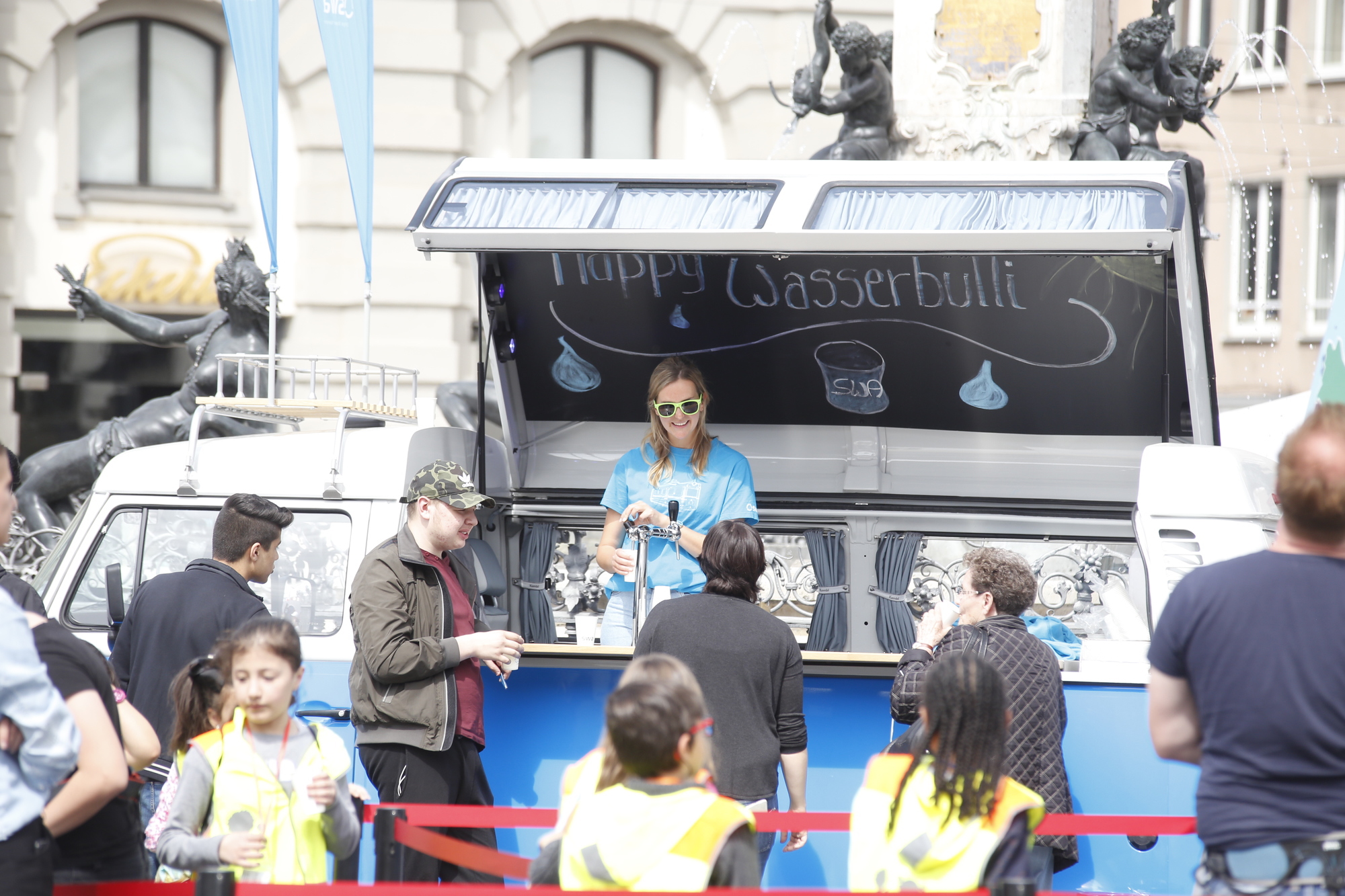 Am „Wasser-Bulli“ gab es eine kostenlose Erfrischung.