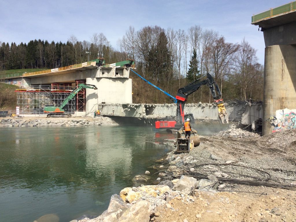 Bei den Abbrucharbeitern der Illerbrücke. Foto: Max Wild GmbH
