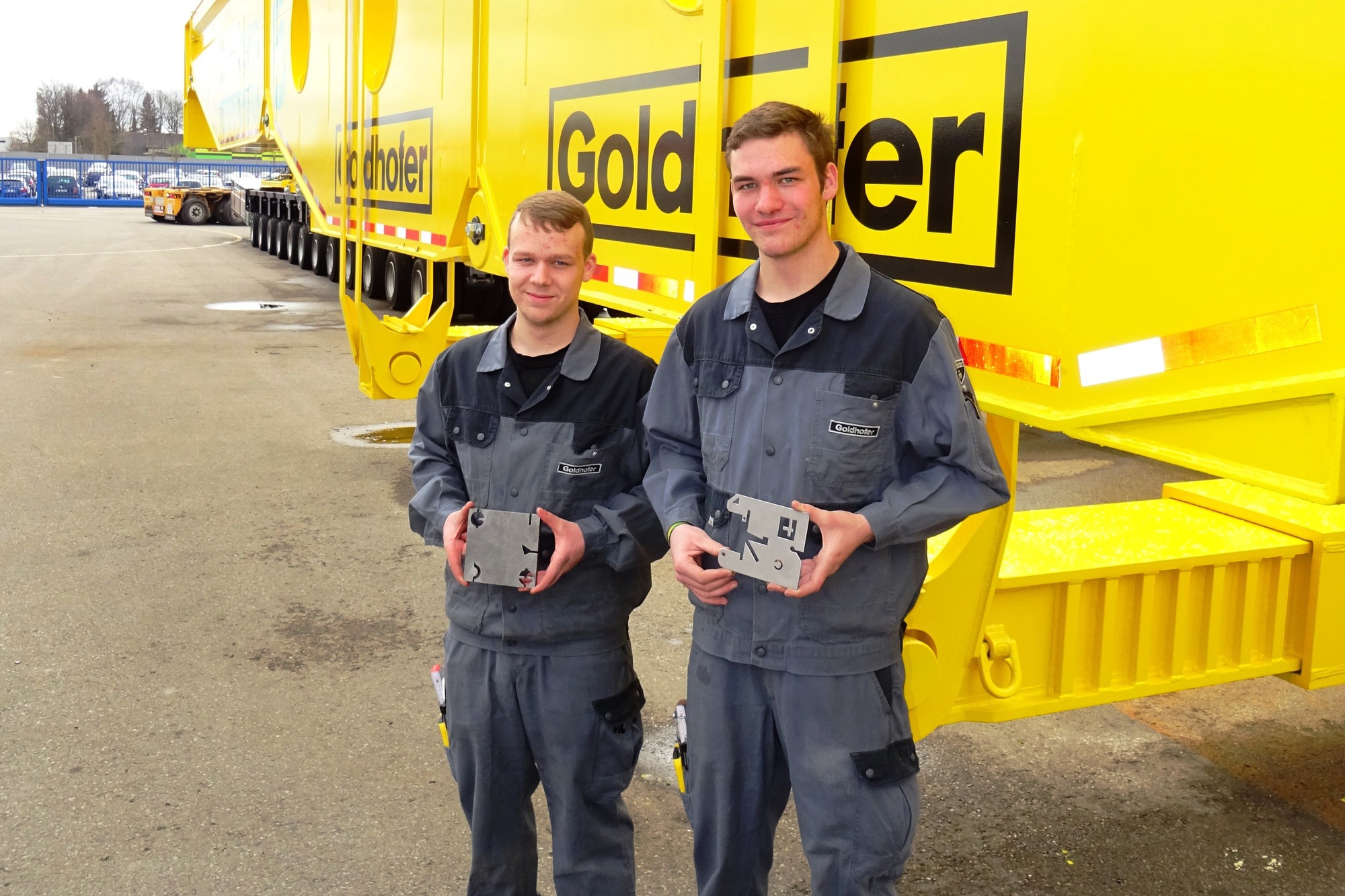 Die Auszubildenden Daniel Knaus (links) und Cornelius Gröbner mit ihren mit ihren Werkstücken. Foto: Goldhofer