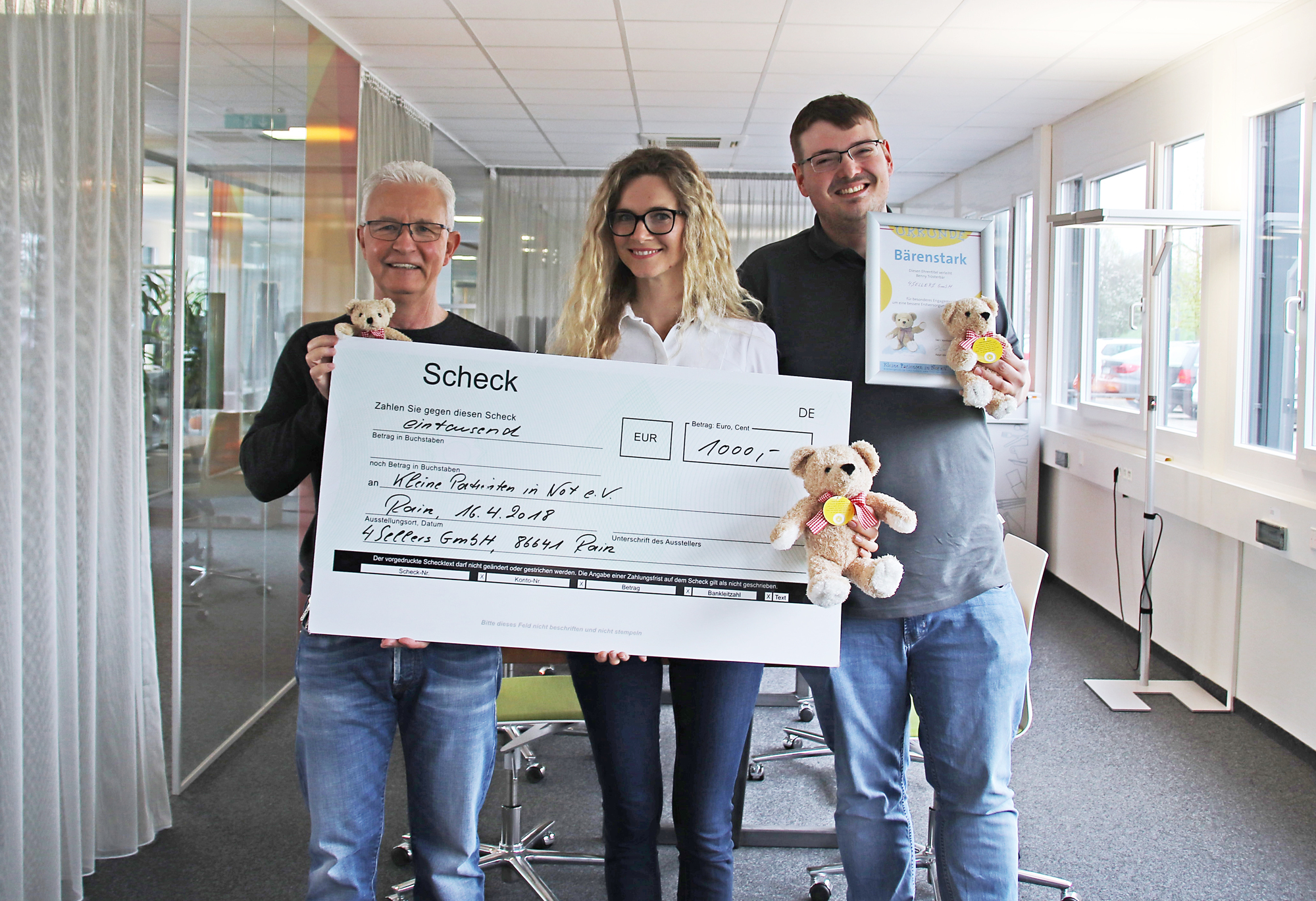 Insgesamt 1.000 Euro spendet 4SELLERS an den Verein Kleine Patienten in Not. Foto: 4SELLERS