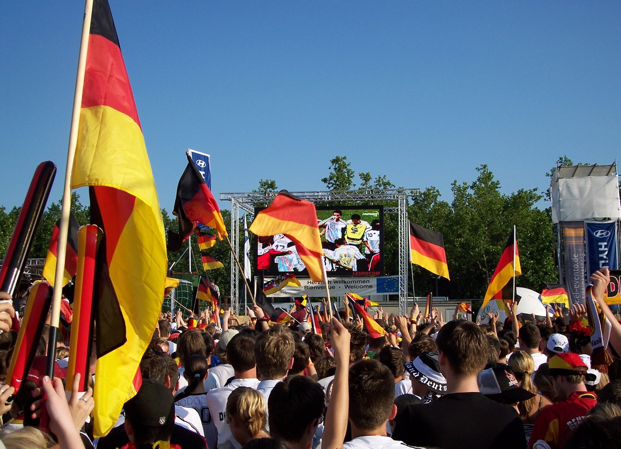 Symbolbild. Public Viewing zur Fußballweltmeisterschaft. Foto: Jens Zehnder/pixelio