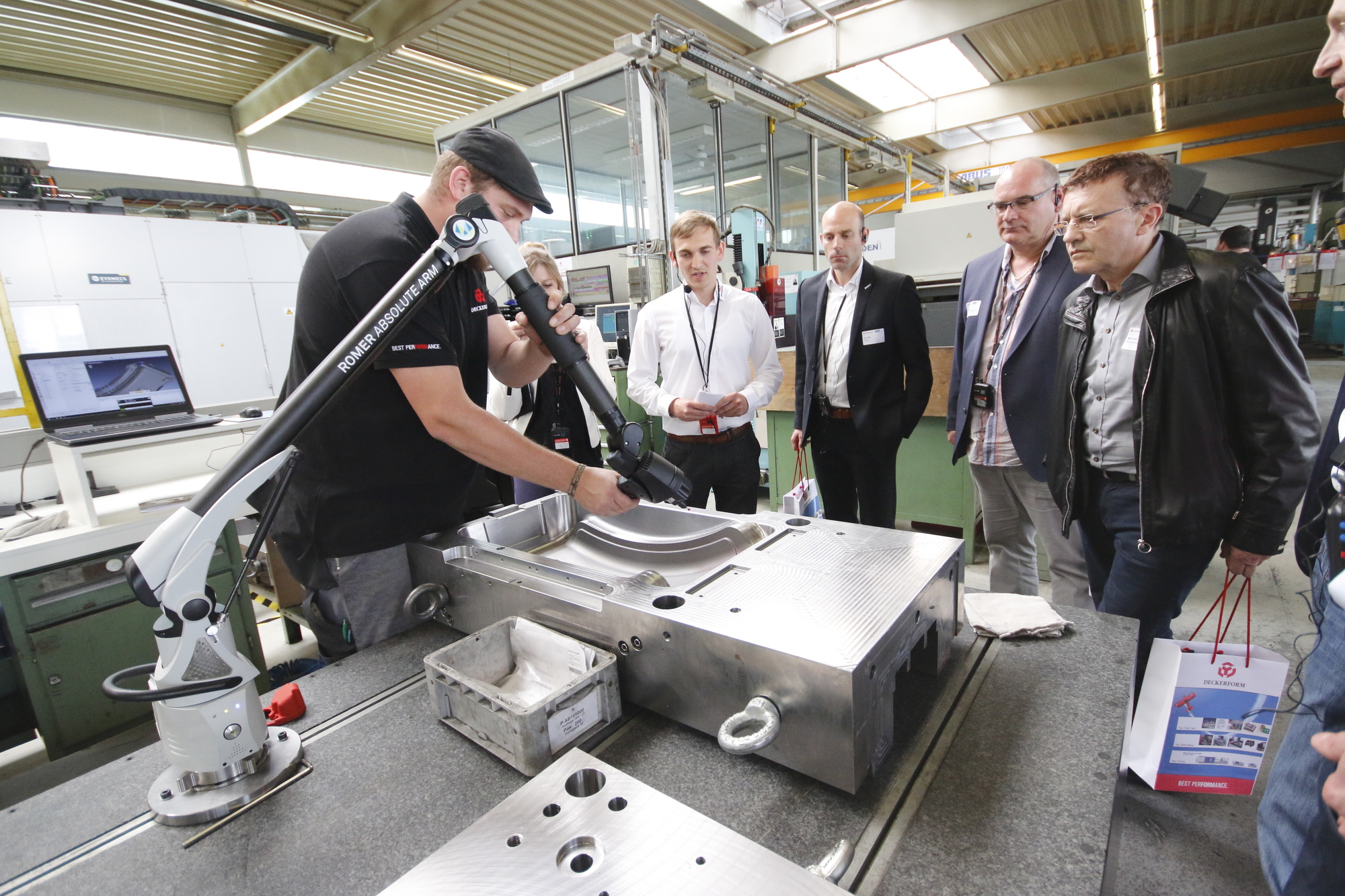 Symbolbild. Die DECKERFORM Gruppe weitet seine Produktion aus. Foto: DECKERFORM