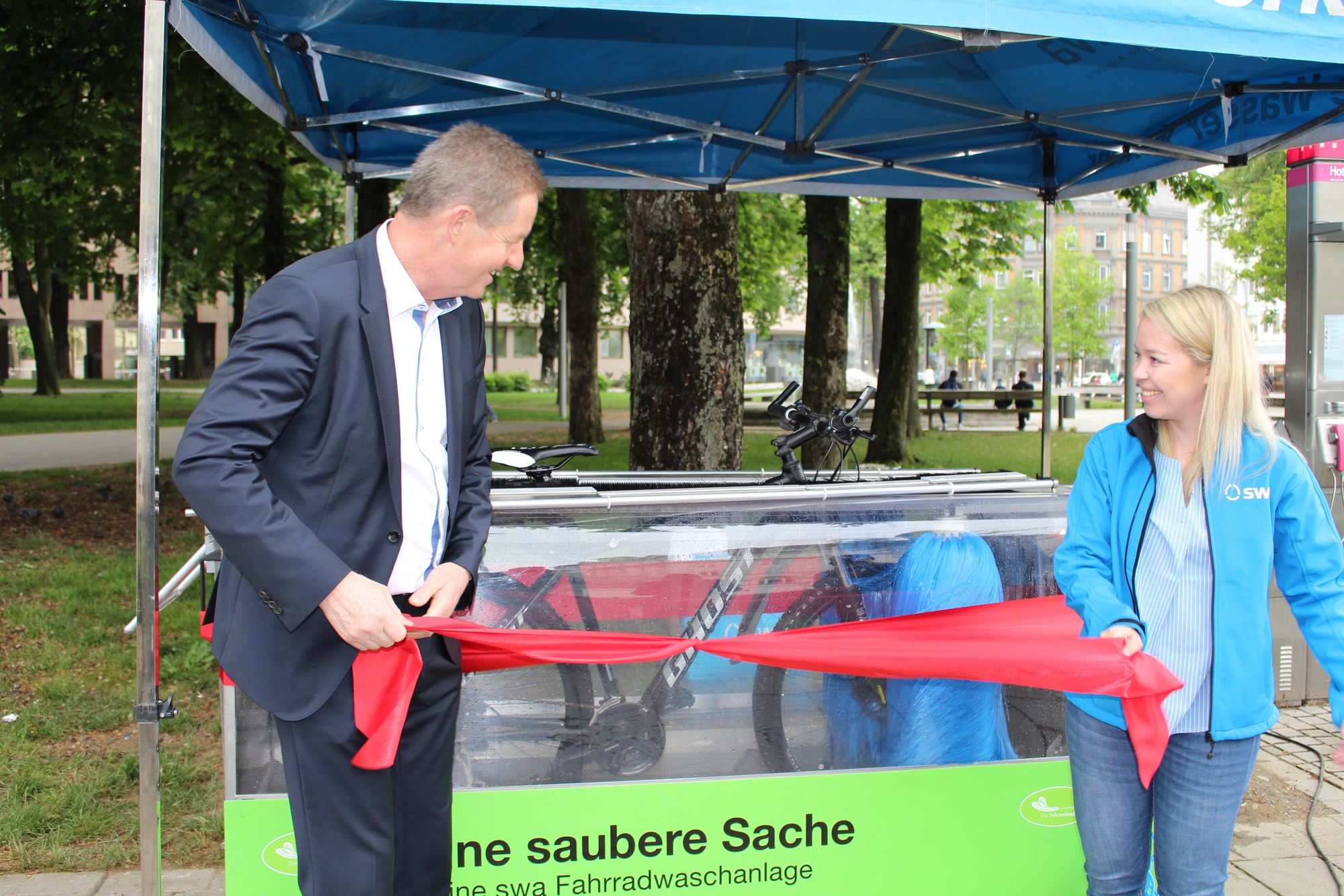 swa-Geschäftsführer Dr. Walter Casazza nahm die neue Waschanlage in Betrieb. Foto: Angelina Märkl/B4B WIRTSCHAFTSLEBEN SCHWABEN
