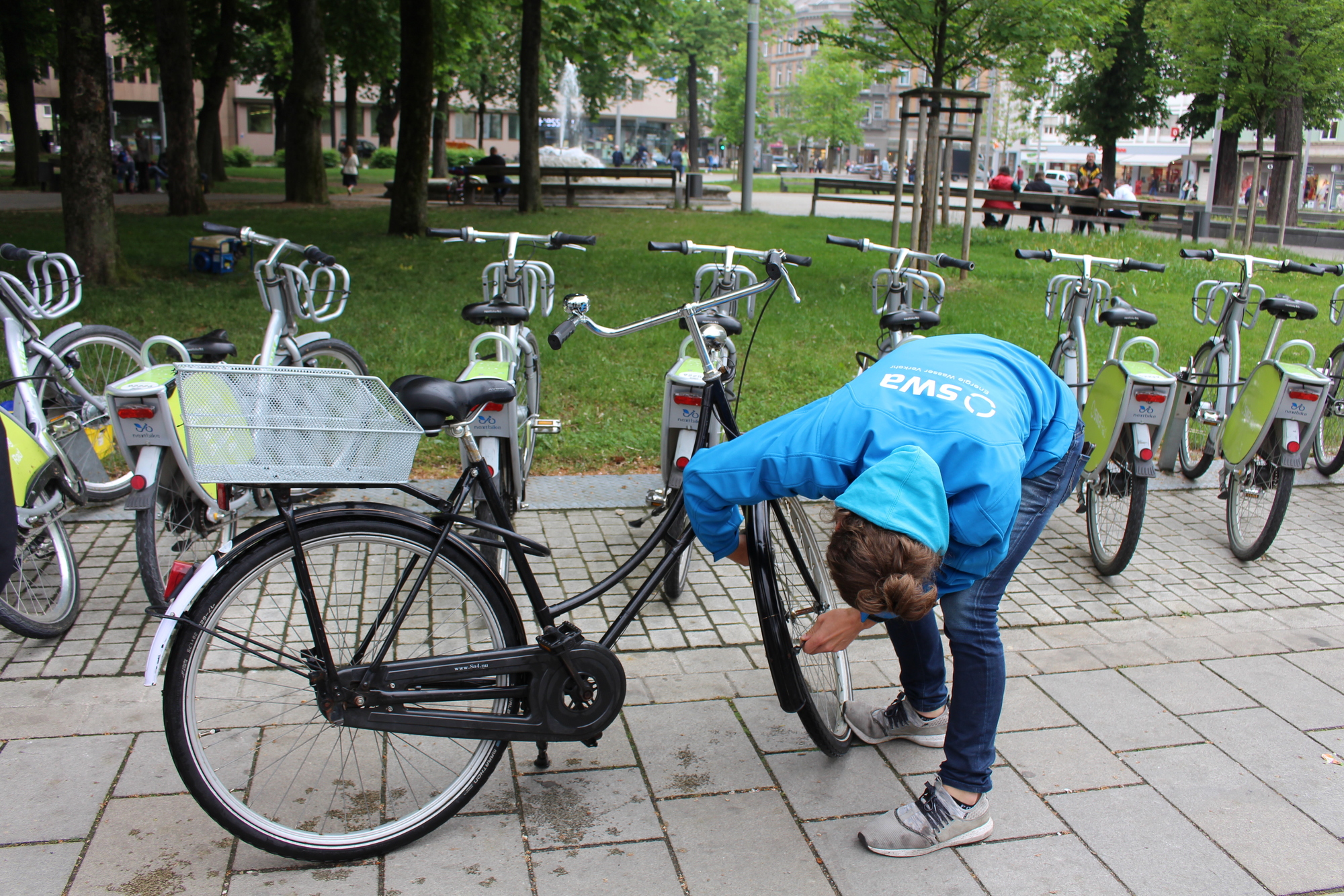 Das Rad wird vom Azubi-Team der swa noch manuell getrocknet. Foto: Angelina Märkl/B4B WIRTSCHAFTSLEBEN SCHWABEN