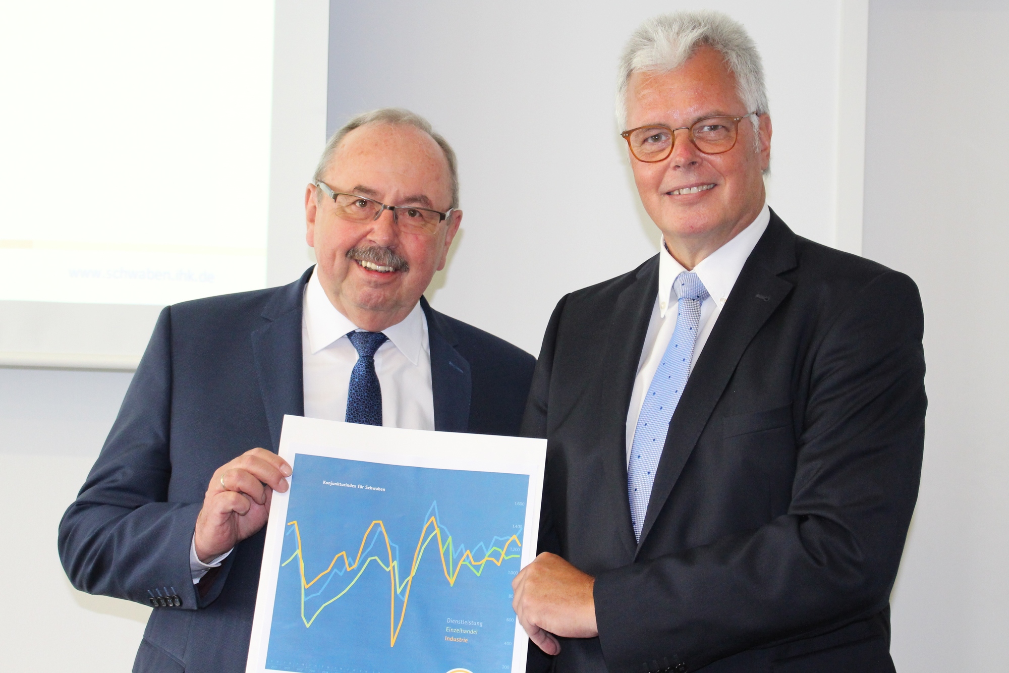 Dr. Peter Lintner. und Dr. Andreas Kopton präsentieren die Ergebnisse. Foto: Angelina Märkl/B4B WIRTSCHAFTSLEBEN SCHWABEN
