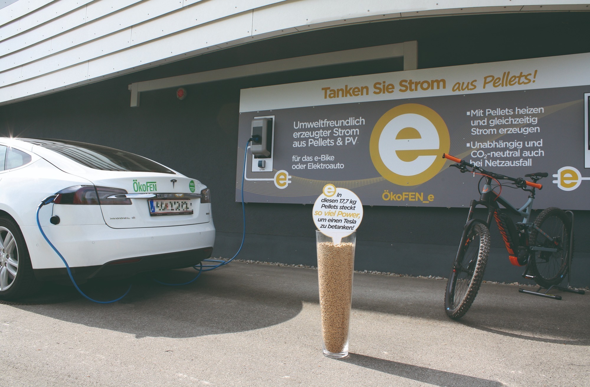 Die Energie aus 17,7 kg Pellets reicht, um diesen Tesla vollzutanken. Foto: ÖkoFEN