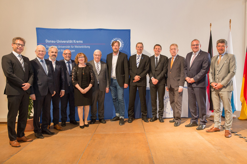 Die Ehrengäste aus der regionalen Wirtschaft, Industrie und dem Hochschulbereich. Foto: DUK/Zuchtriegel