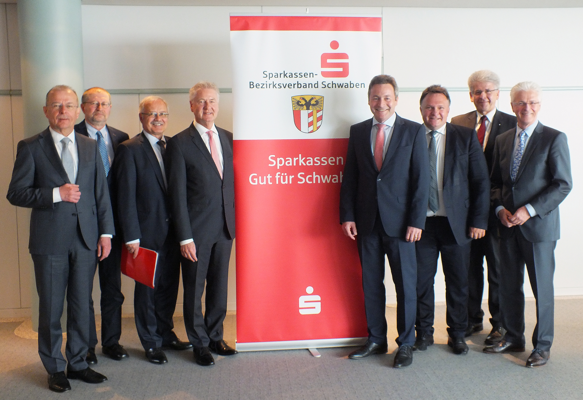 Nahmen an der Versammlung teil: Thomas Munding, Dr. Gerhard Ecker, Hubert Hafner, Walter Pache, Leo Schrell, Stefan Bosse, Richard Fank, Rolf Settelmeier. Foto: Sparkasse Allgäu