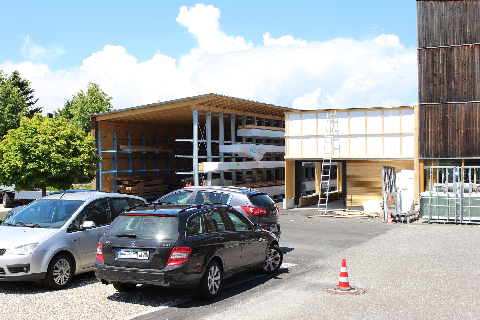 An der Produktionshalle entsteht ein Anbau