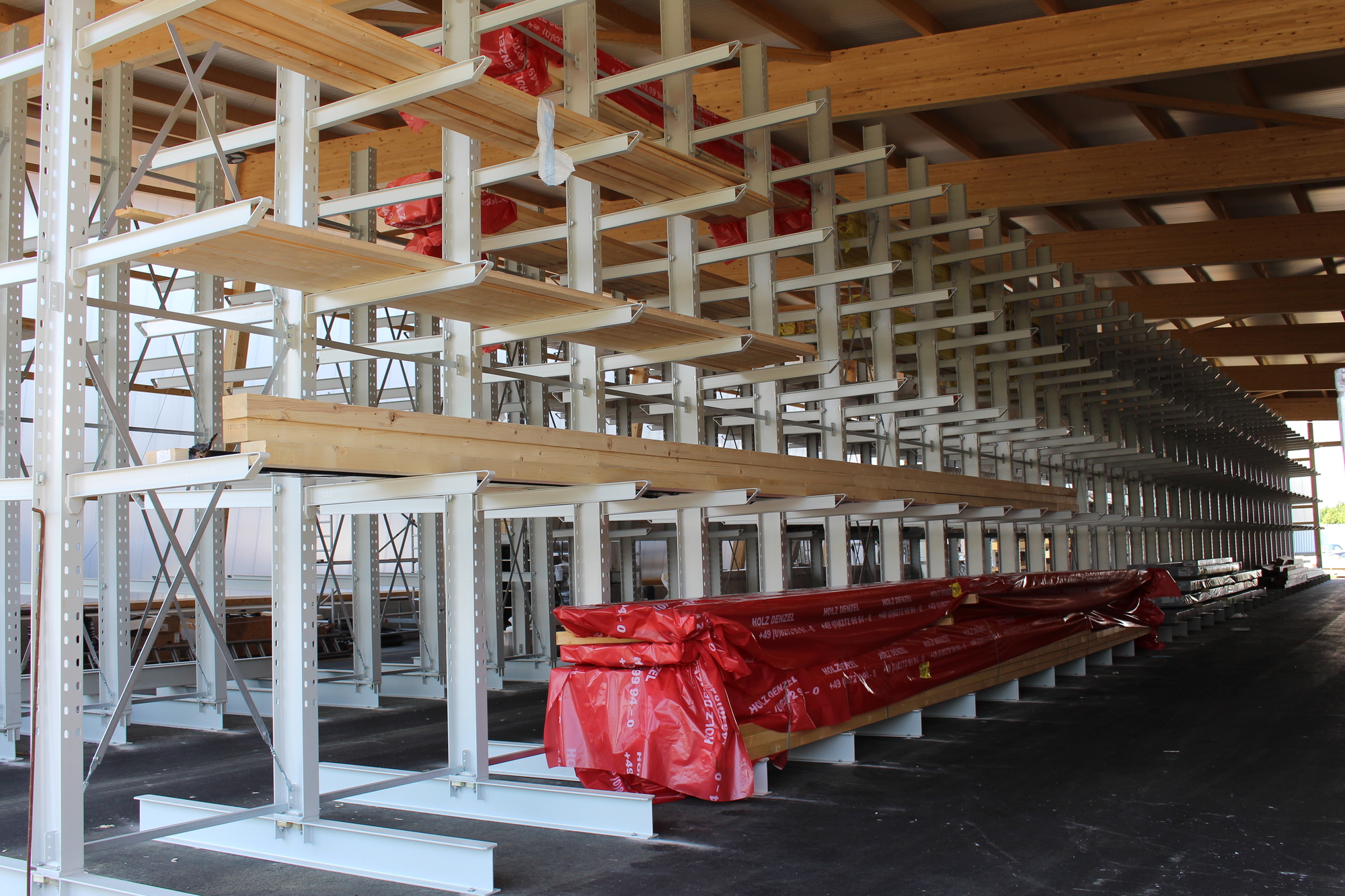 Die ersten Stücke werden schon in der neuen Halle gelagert