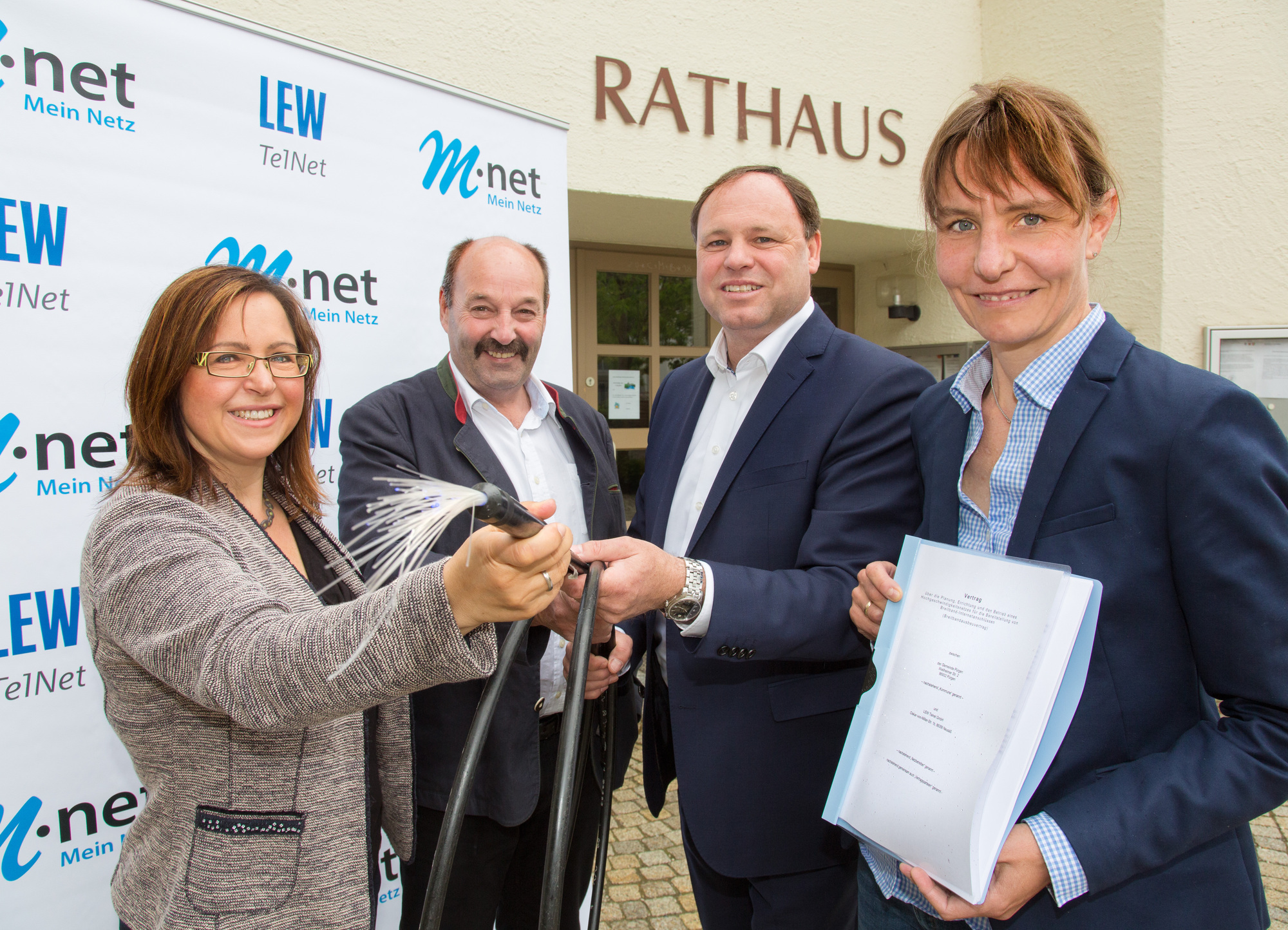 Die Vertragsunterzeichnung für schnelleres Internet in Pürgen. Foto: Lechwerke AG