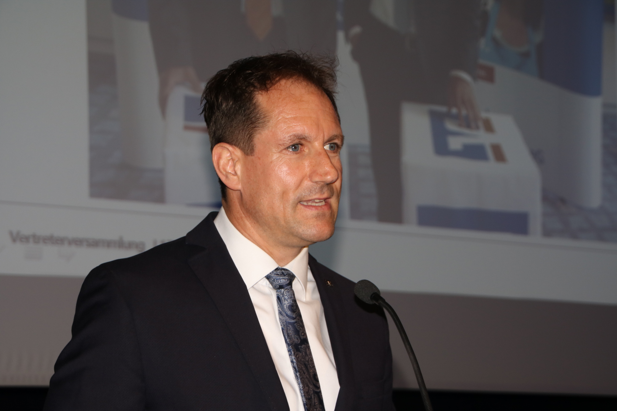 Vorstand Alexander Jall präsentierte die Geschäftszahlen für 2017. Foto: Kramer
