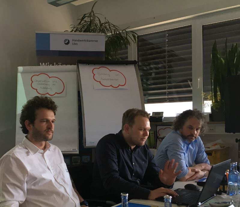 Marco Wolpert, Florian Burk und Michael Bucher sprechen mit Kollegen über das Thema Ausbildung. Foto: HWK Ulm