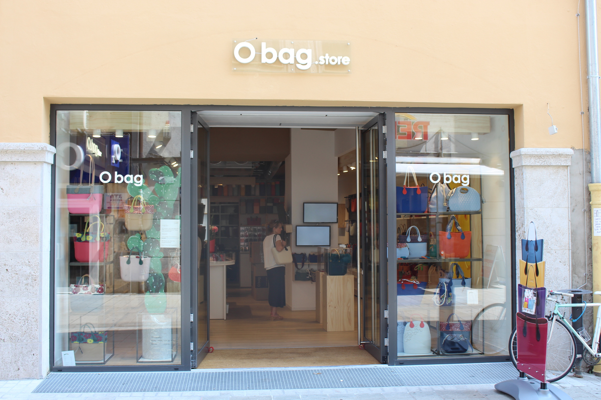 Das italienische Taschenlabel hat seine erste Filiale in Augsburg eröffnet. Foto: Angelina Märkl/B4B WIRTSCHAFTSLEBEN SCHWABEN