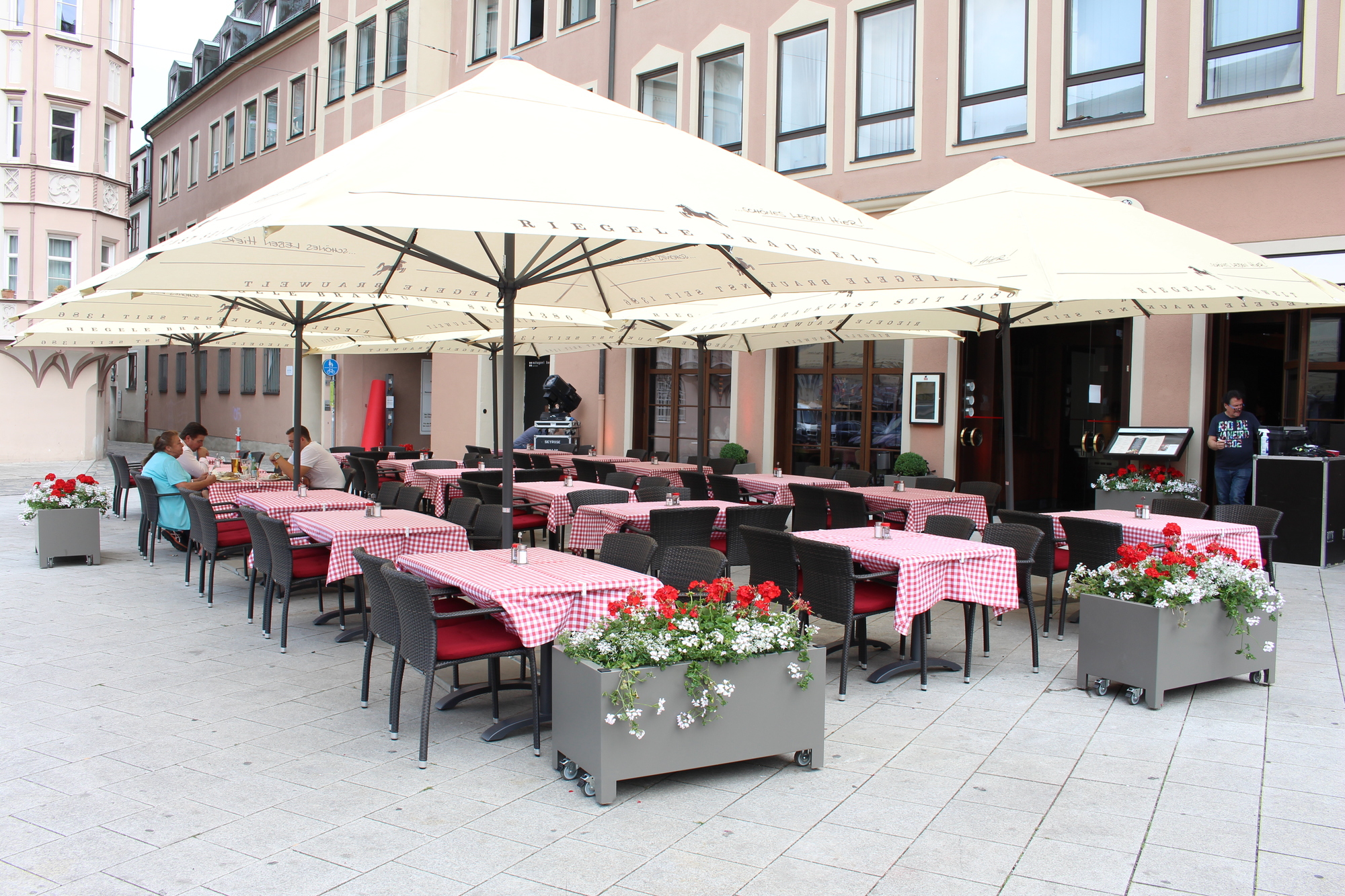 Auf der Terasse ist Platz für 86 Gäste. Foto: Iris Zeilnhofer/B4B WIRTSCHAFTSLEBEN SCHWABEN