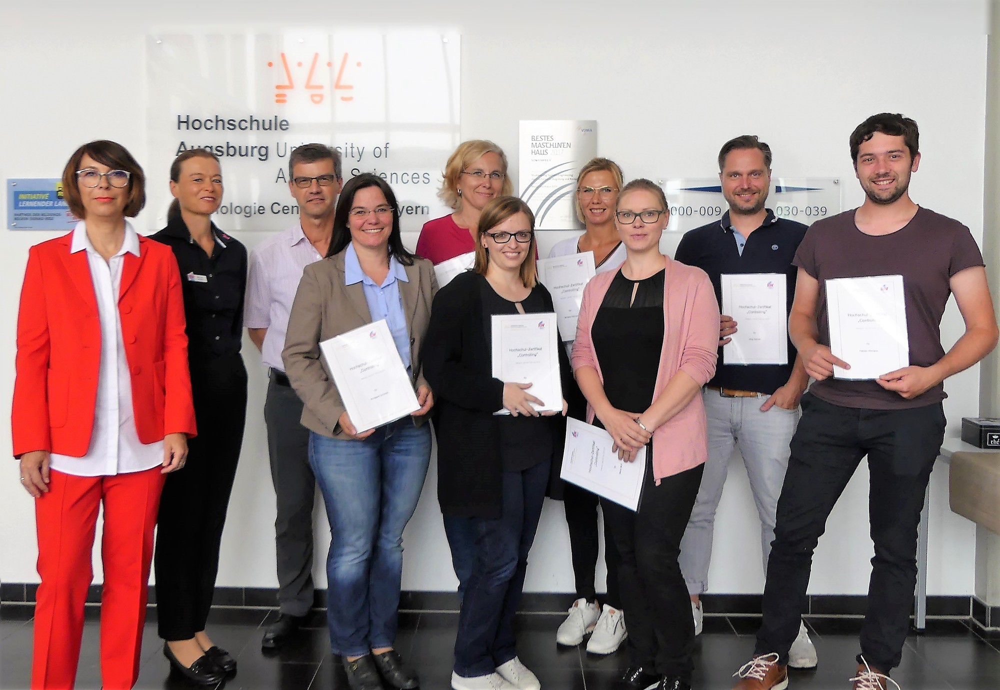 Übergabe der Hochschul-Zertifikate „Controlling“ an die Teilnehmer. Foto: TCW