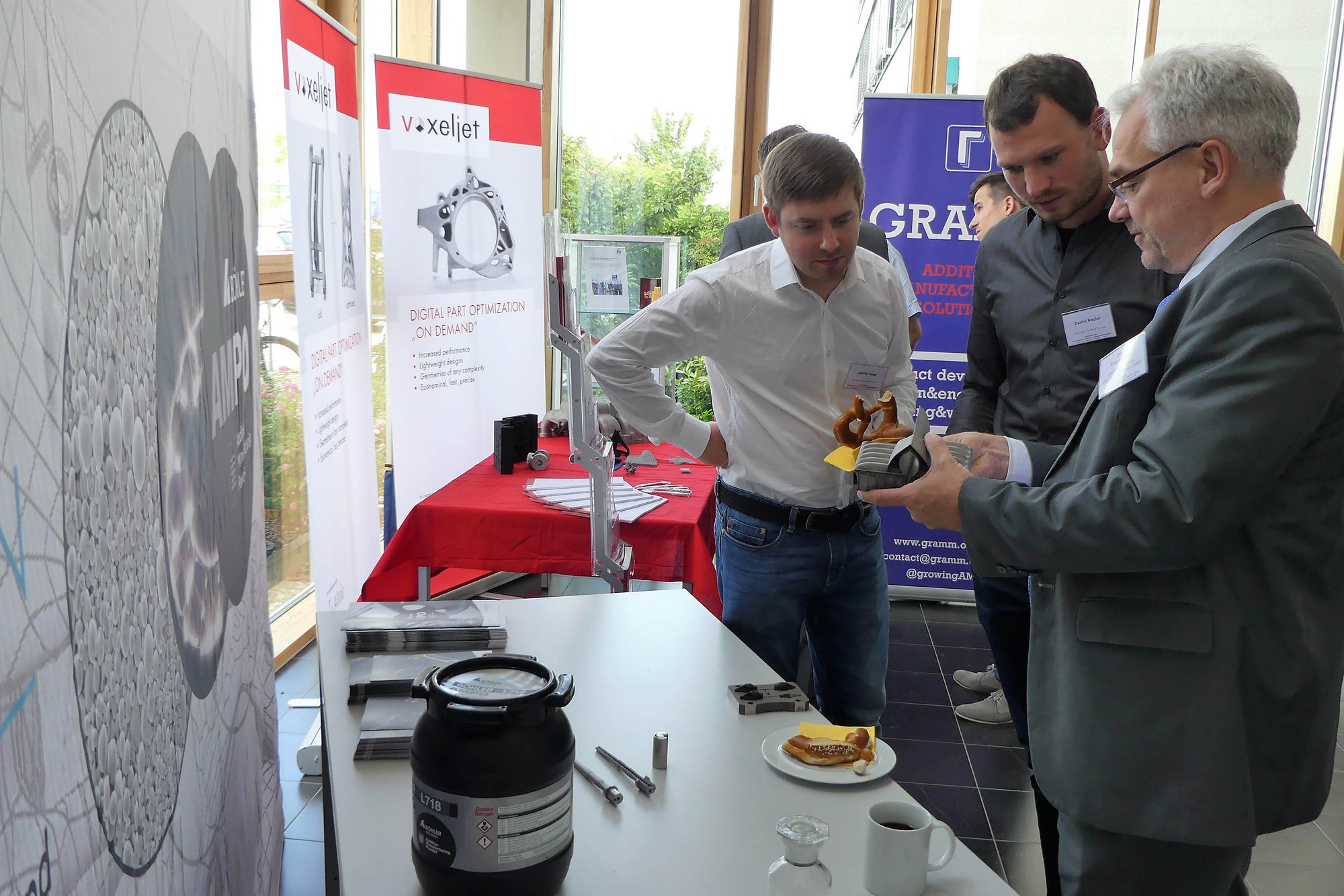 Teilnehmer und Referenten beim Erfahrungsaustausch im Foyer des Technologie Centrums Westbayern. Foto: TCW