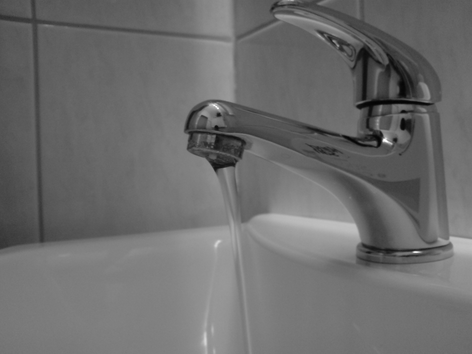 Symbolbild. Die Bobinger müssen das Wasser, das aus dem Hahn kommt, abkochen. Foto: Florian L./pixelio.de