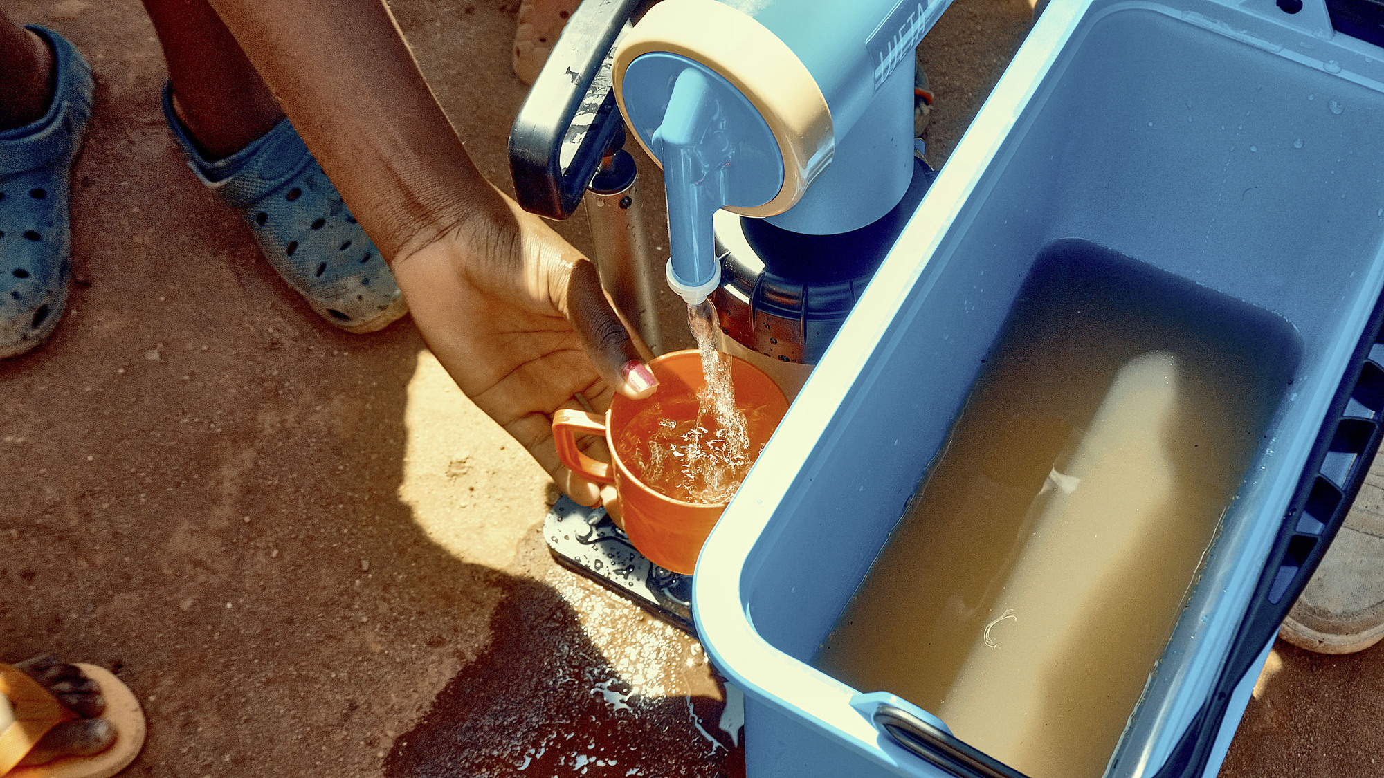 Ujeta-Care-Filtersysteme machen aus kontaminiertem Wasser frisches Trinkwasser. Foto: Ujeta