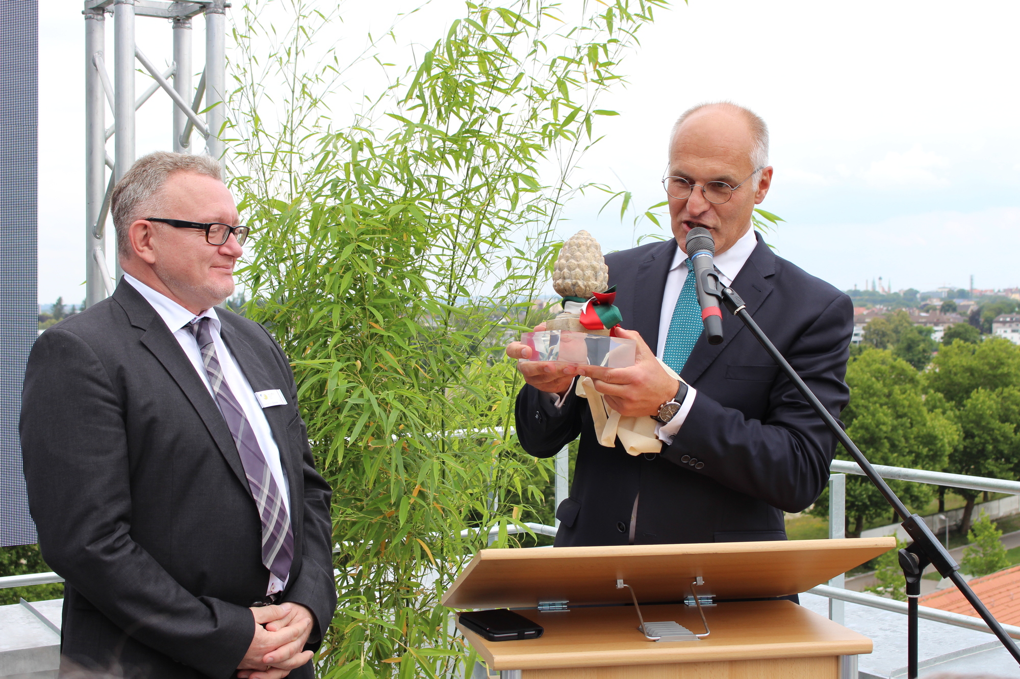 Oberbürgermeister Dr. Kurt Gribl beglückwünschte Stephan Deurer. Foto: Angelina Märkl/B4B WIRTSCHAFTSLEBEN SCHWABEN