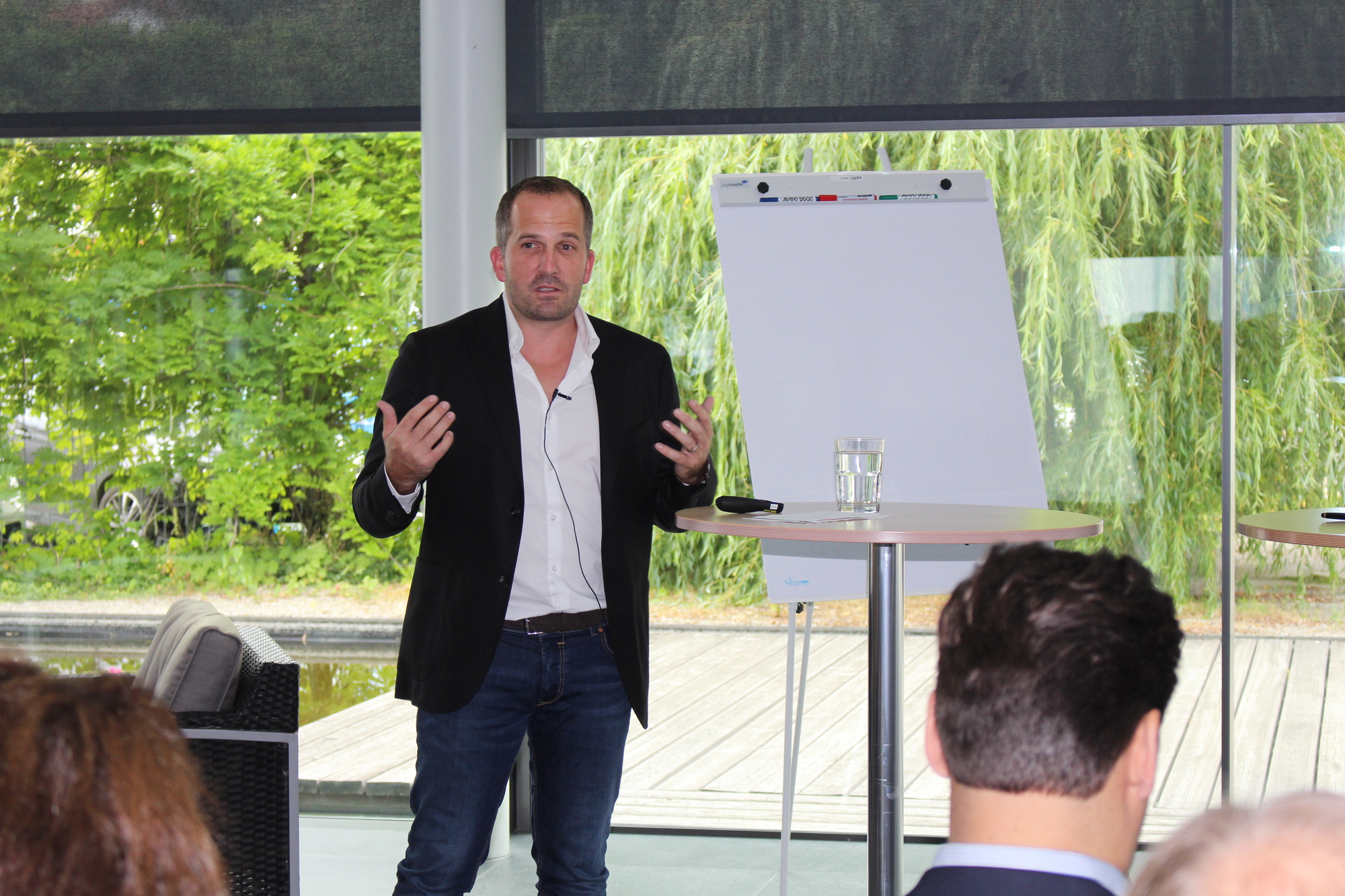 Cheftrainer Manuel Baum bei seinem Impulsvortrag. Foto: Lisa Zöls/B4B WIRTSCHAFTSLEBEN SCHWABEN