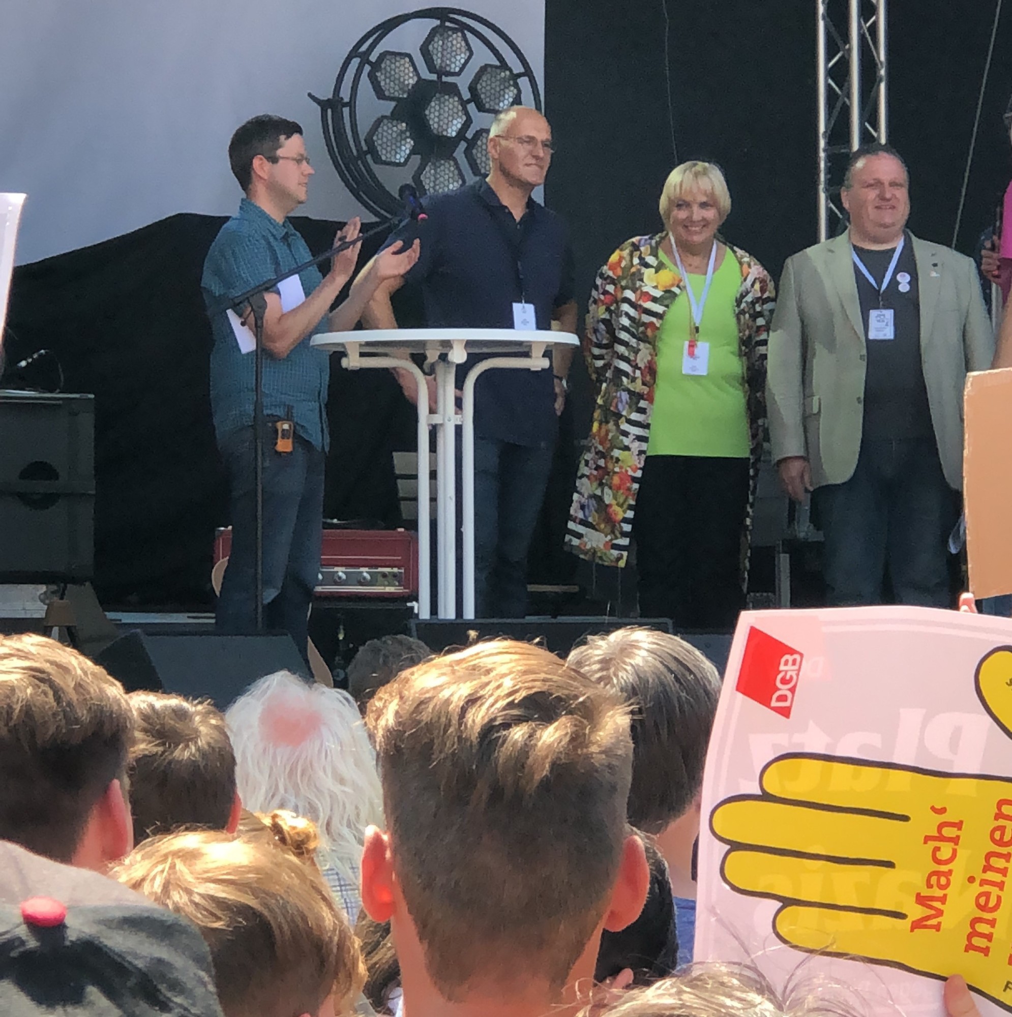 Auch Bundestags-Vizepräsidentin Claudia Roth von den Grünen und Oberbürgermeister Kurt Gribl sprachen bei der Anti-AfD-Demo. Foto: B4B WIRTSCHAFTSLEBEN SCHWABEN