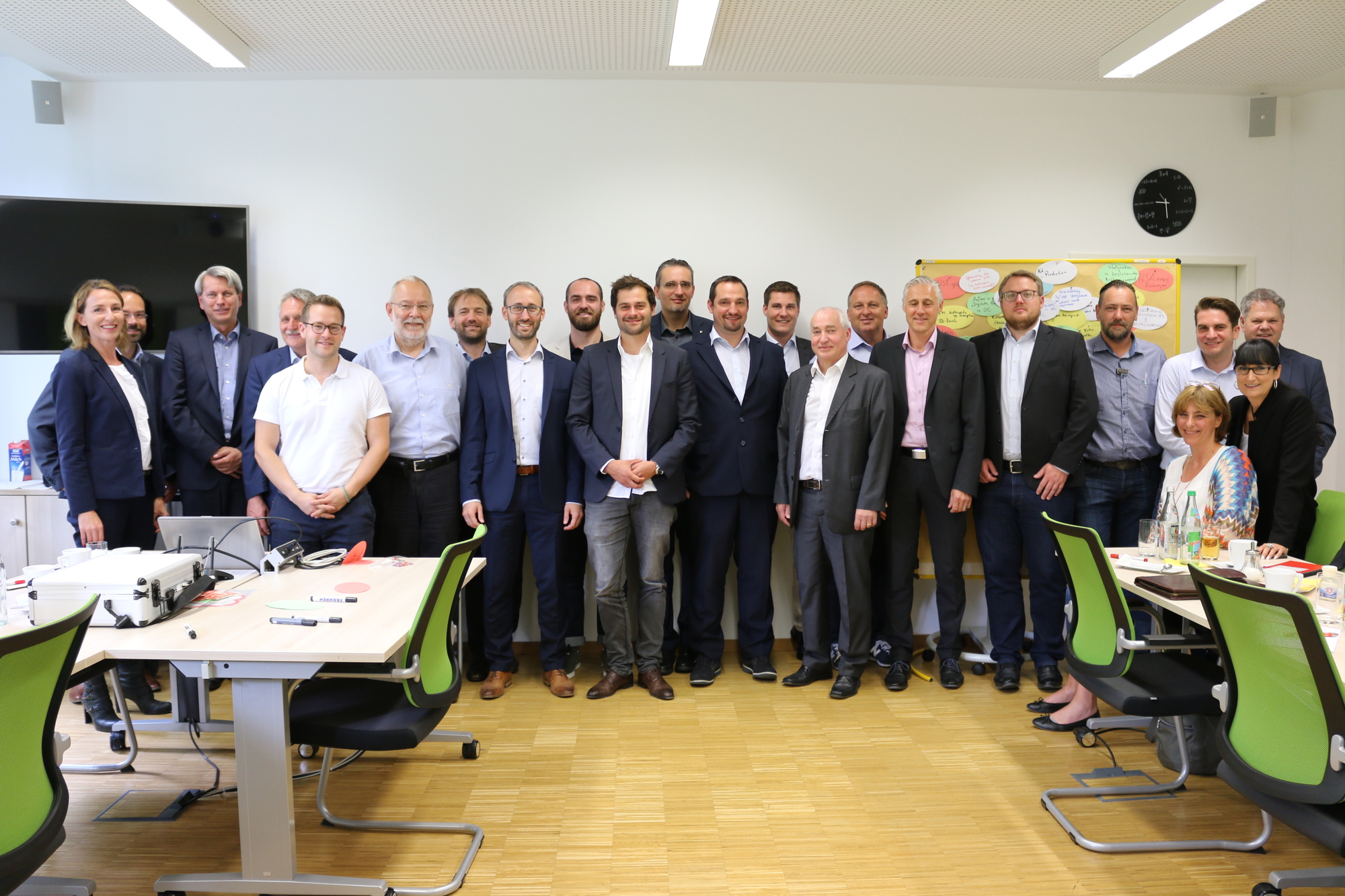 Wissenschaftler der HS Augsburg sowie Vertreter von Unternehmen und Einrichtung der Region beim Auftakt von „NetDISC“. Foto: Hochschule Augsburg