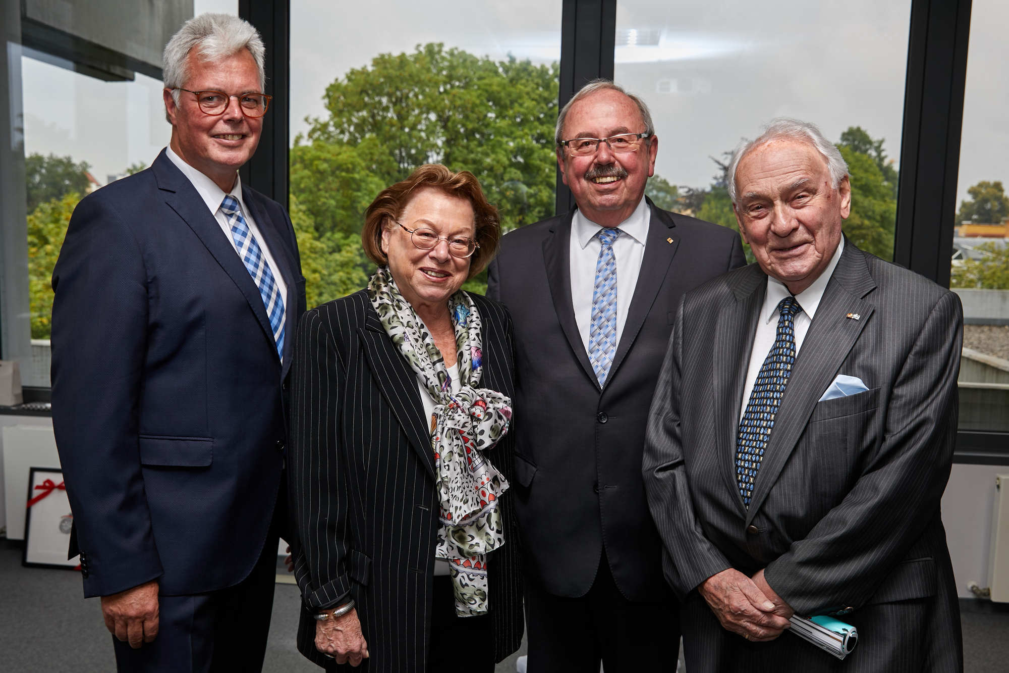 Dr. Andreas Kopton, Ehrenpräsidentin Hannelore Leimer, Dr. Peter Lintner und Ehrenpräsident Hans Haibel. Foto: IHK Schwaben
