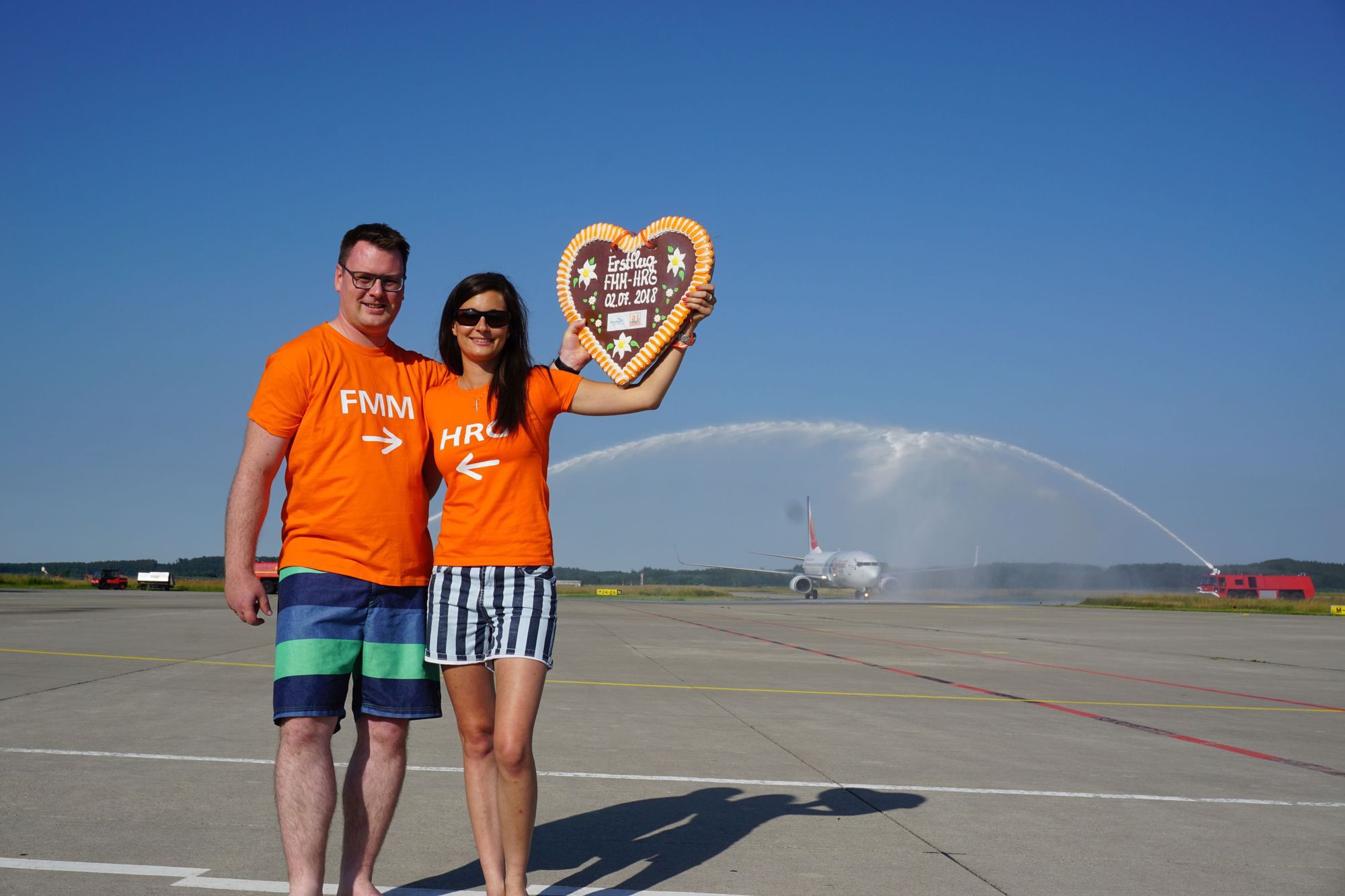 Flughafen Vertriebsleiter Marcel Schütz und seine Kollegin Julia Baumann empfangen die Maschine des Erstflugs. Foto: Flughafen Memmingen